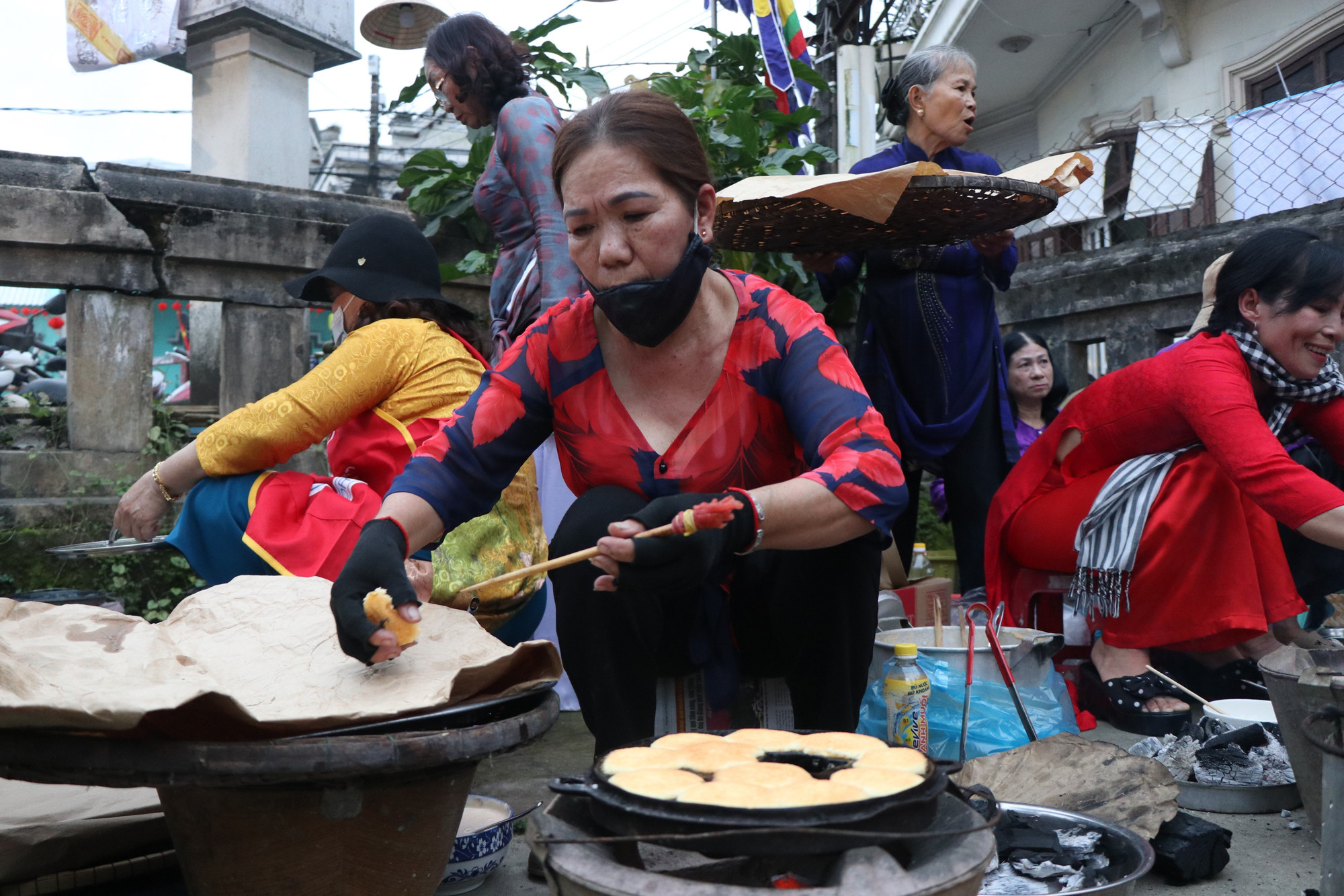 Người dân phường Hóa Châu tham gia làm bánh thuẫn tại hội thi "Mang Tết về nhà".