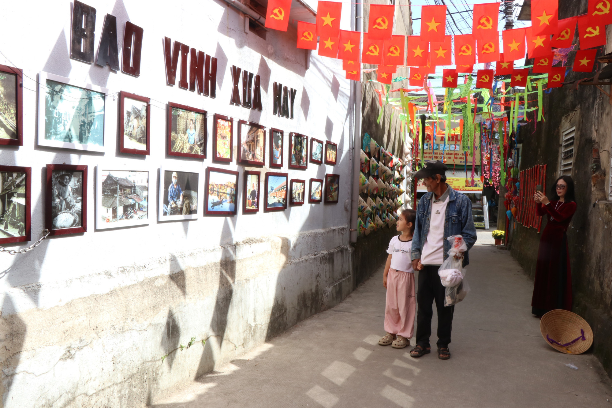 Các con hẻm nhỏ ở phố cổ Bao Vinh được trang hoàng tỉ mỉ, hấp dẫn sự chú ý của người dân và du khách.