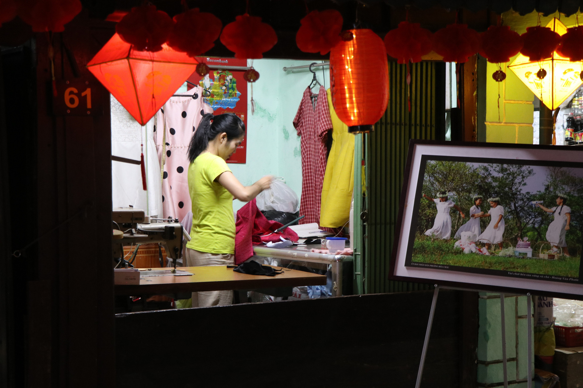 Nhà dân trên phố cổ Bao Vinh được trang hoàng lung linh sắc màu không khí Tết.