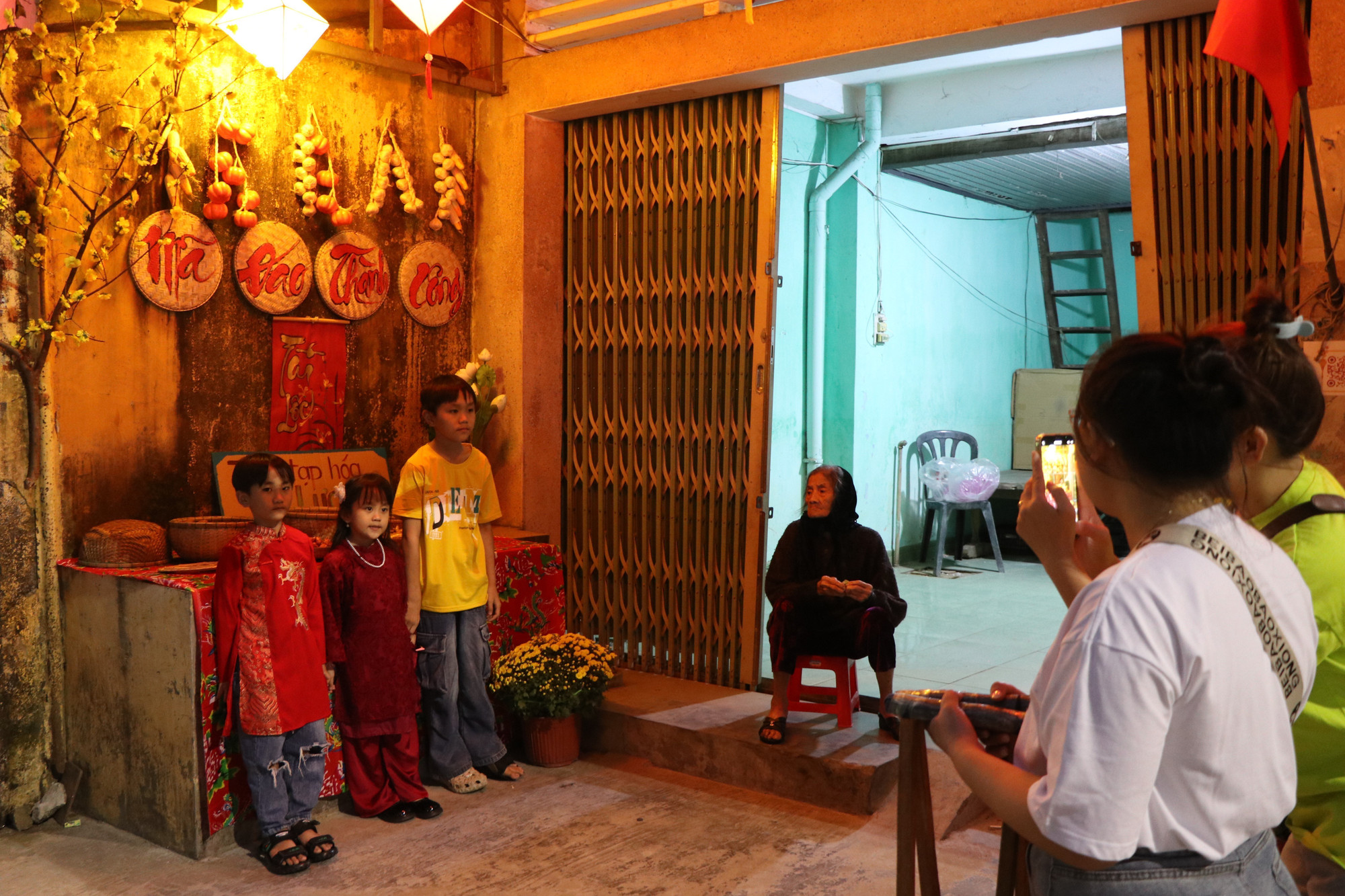 Du khách check-in trong đêm lung linh sắc màu của "Hóa Châu ngày Tết năm 2026".