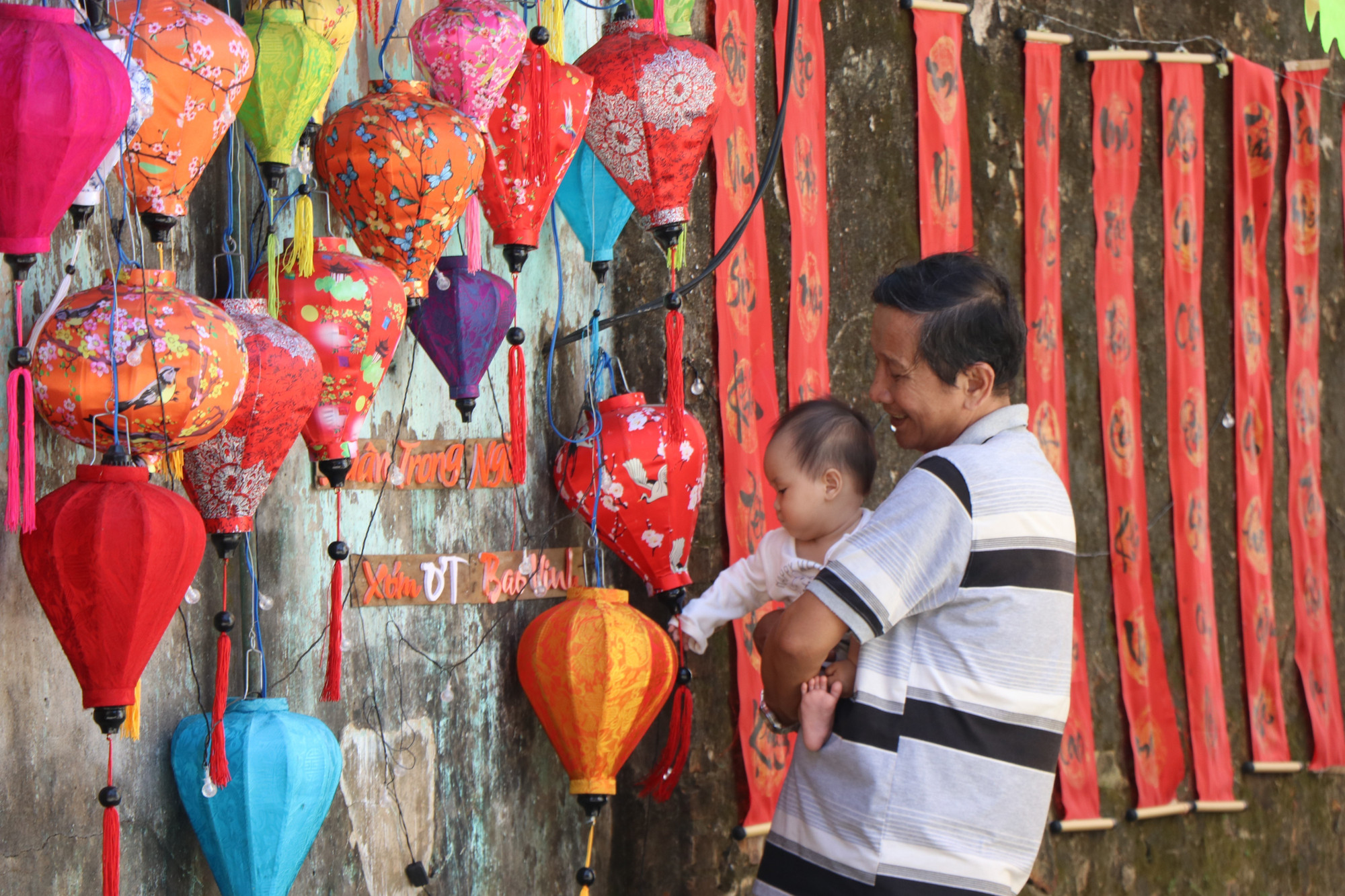 Người dân Hóa Châu thích thú với không gian mới mẻ của phố cổ Bao Vinh.
