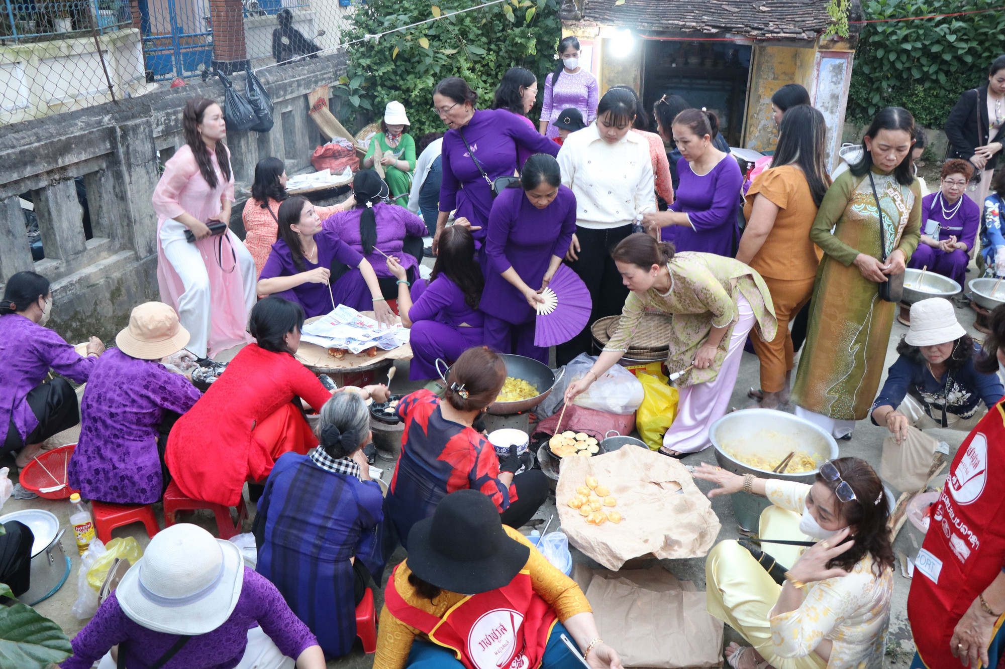 Phụ nữ Hóa Châu trổ tài làm mứt gừng và bánh thuẫn dịp Tết Nguyên đán Bính Ngọ 2026.