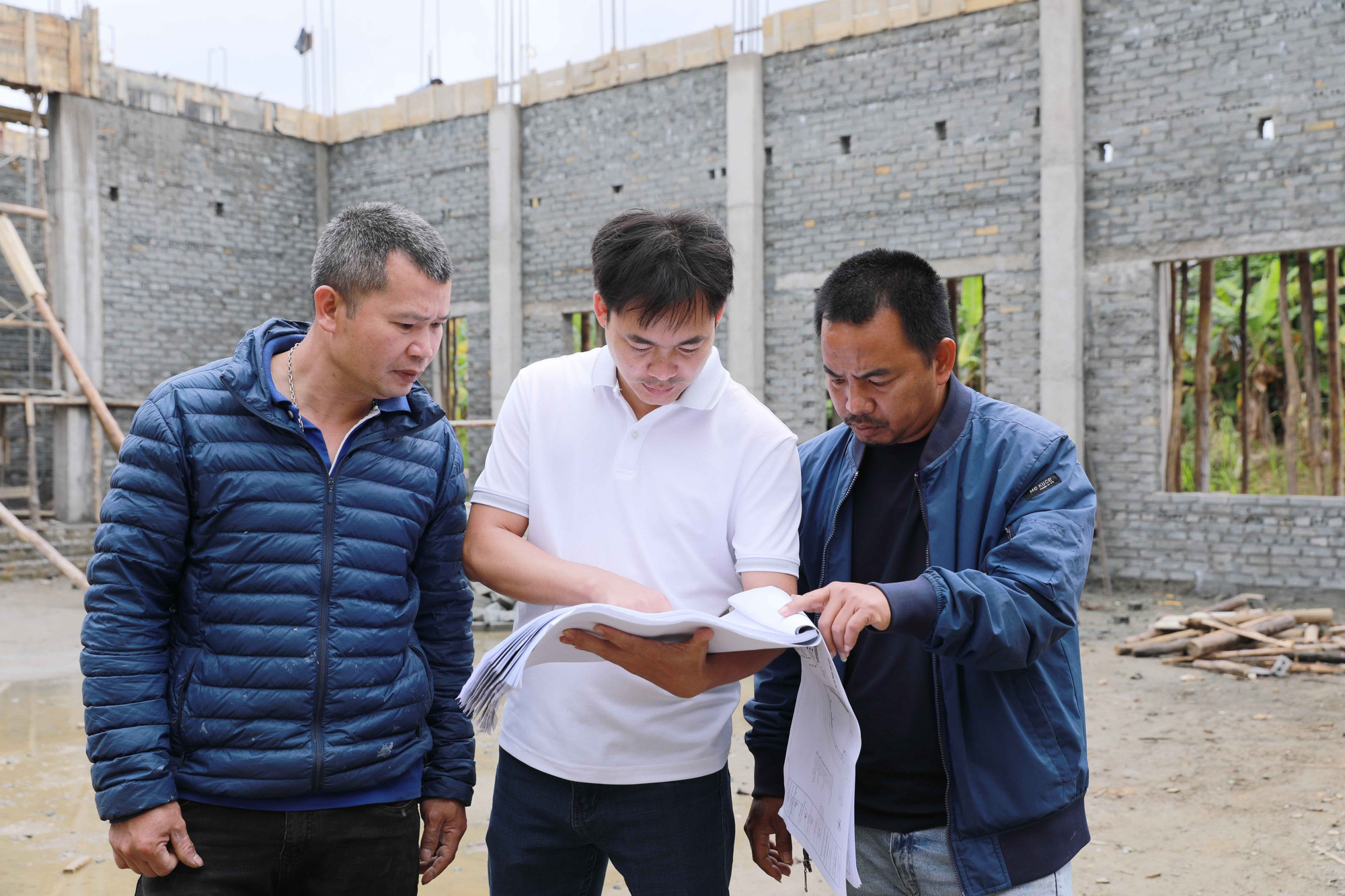 Thi công Dự án Nhà đa năng trường THCS Đông Phong, thành phố Lai Châu. Ảnh: Quý Trung/TTXVN lc2-030625.jpg