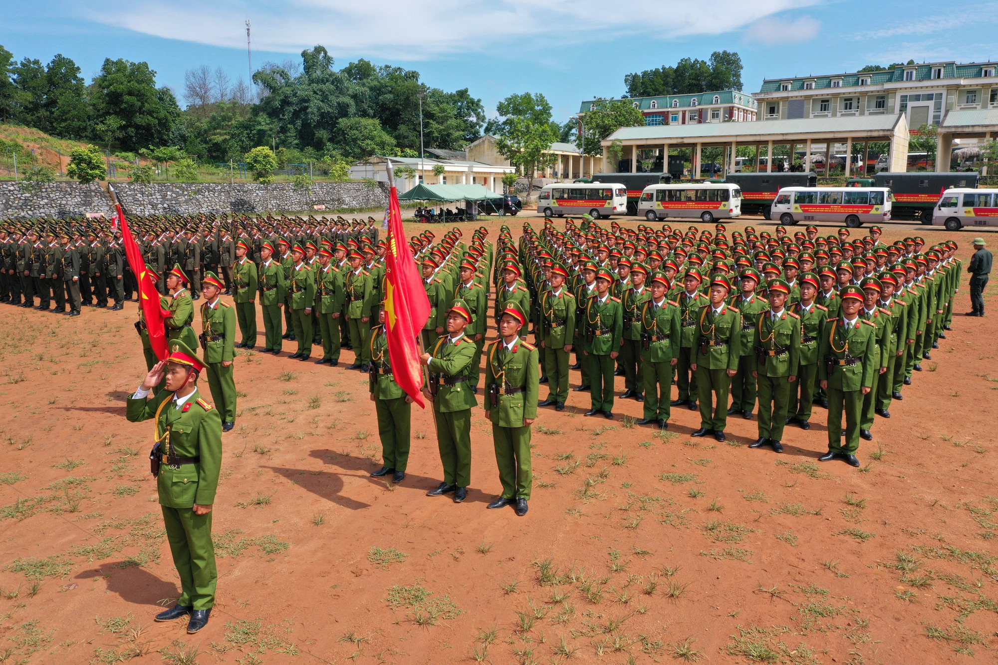 Bốn khối đứng tập luyện không kể ngày nắng, mưa. lao-cai3-030825.jpg