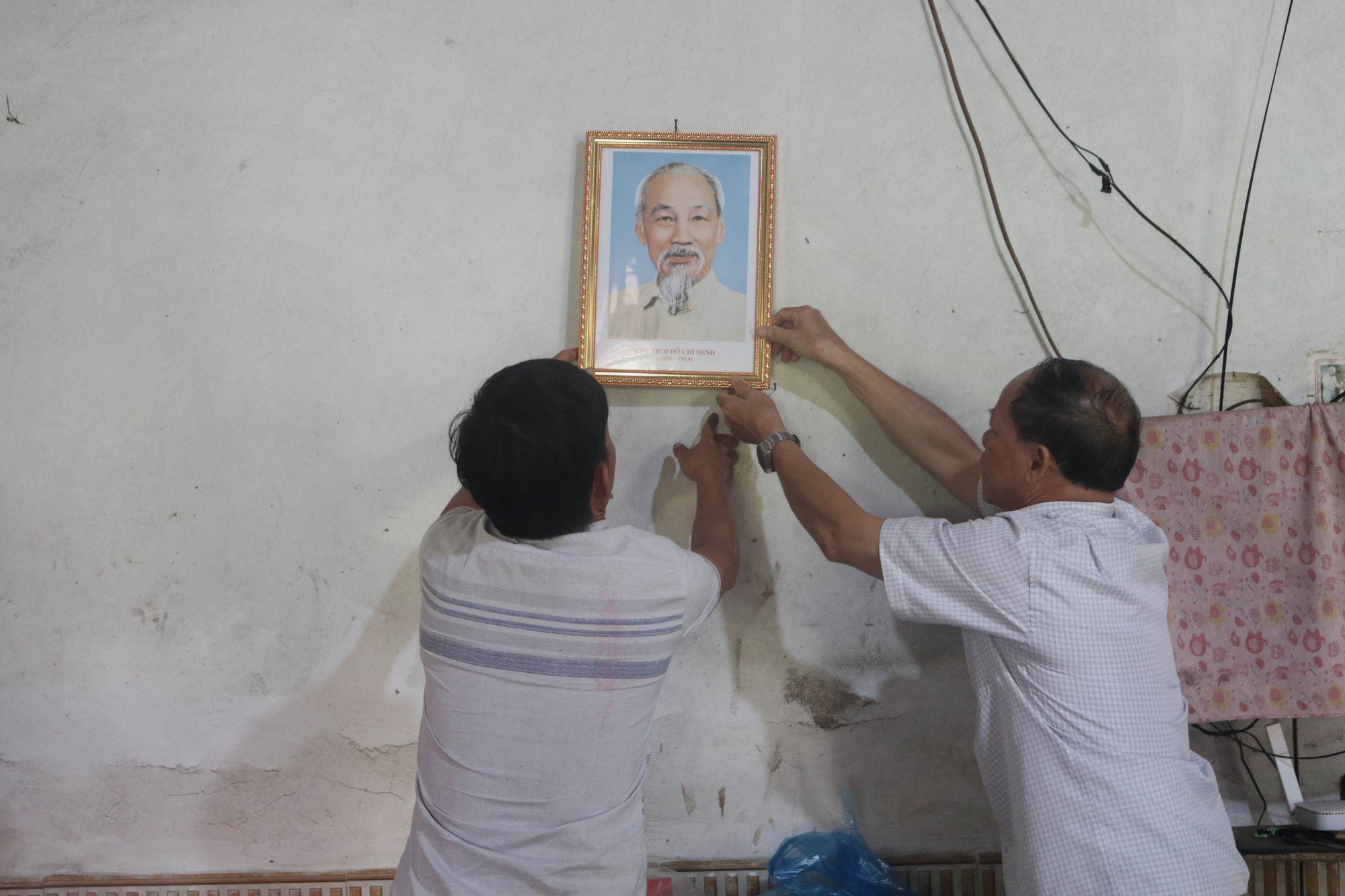 Đồng bào Mông khu hạ sơn xóm Đà Vĩ treo ảnh Bác Hồ ở nơi trang trọng nhất trong nhà. cao-bang10-300825.jpg