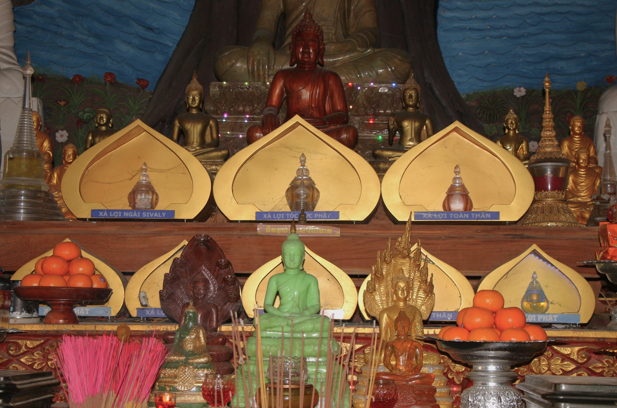 Không gian trang nghiêm bên trong ngôi Sala. chua7-261025.jpg