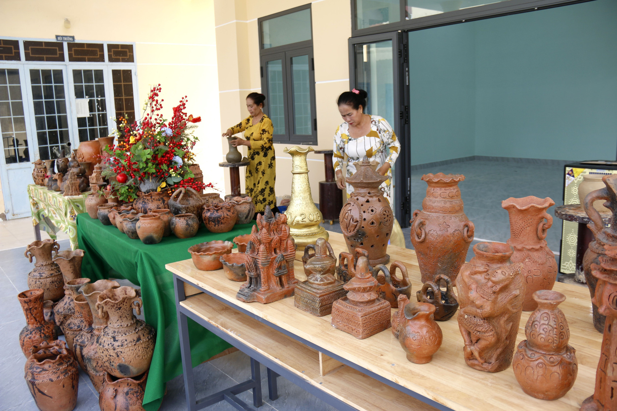 Những nghệ nhân trình diễn kỹ thuật làm gốm tại Nhà trưng bày văn hóa của người Chăm tại thôn Bình Đức, xã Bắc Bình. gom-230825.jpg