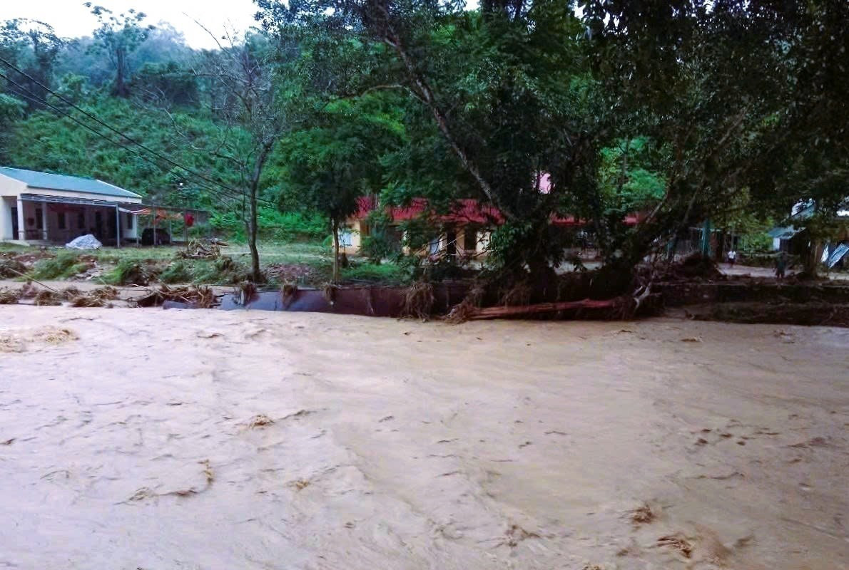 Mực nước trên các con sông, suối ở miền núi phía Tây Nghệ An dâng cao, dòng chảy mạnh, màu nước đục ngầu mang theo nhiều bùn đất, thân, cành cây. Ảnh: TTXVN phát nghe-an8-300525.jpg