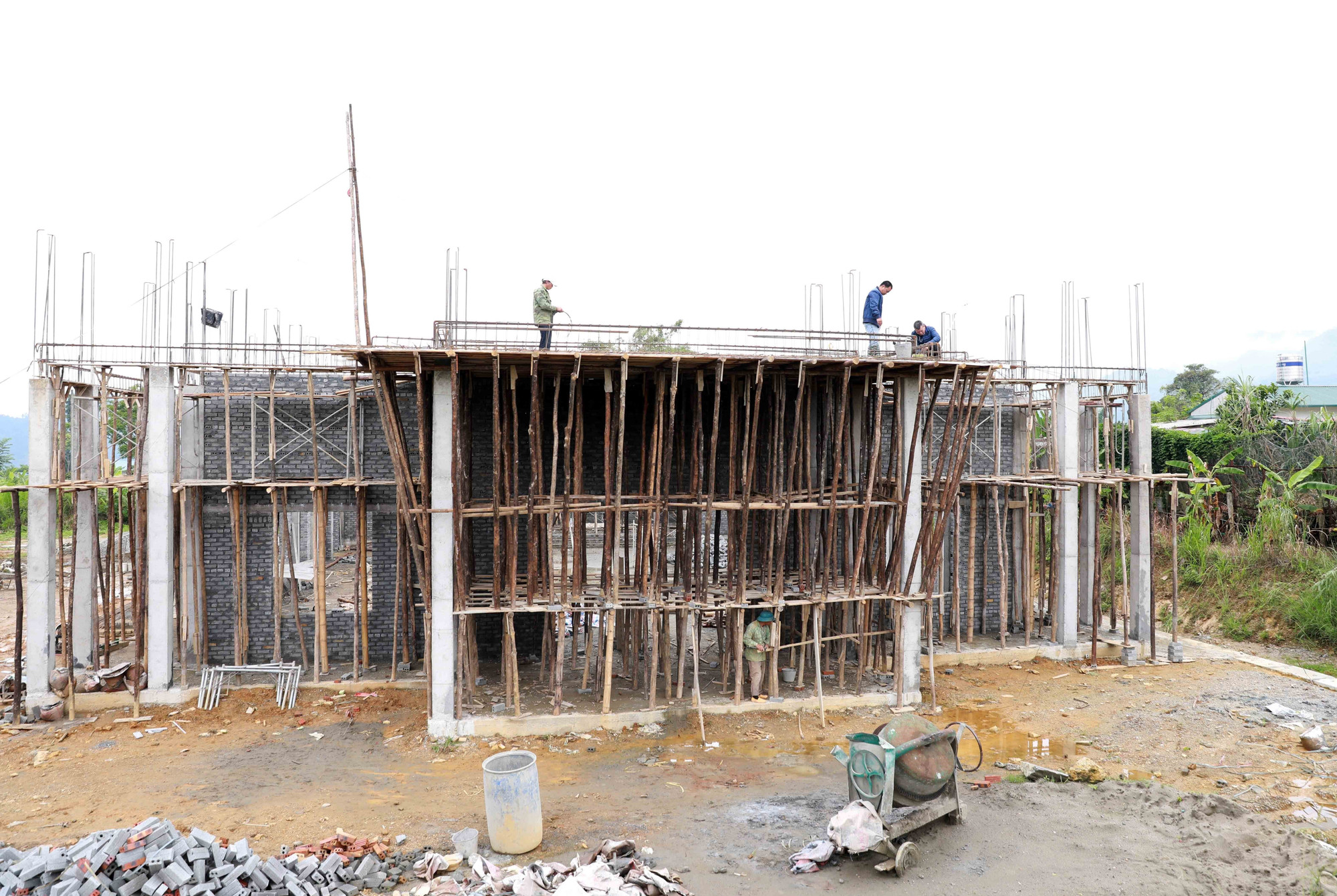 Thi công Dự án Nhà đa năng trường THCS Đông Phong, thành phố Lai Châu. Ảnh: Quý Trung/TTXVN lc-030625.jpg