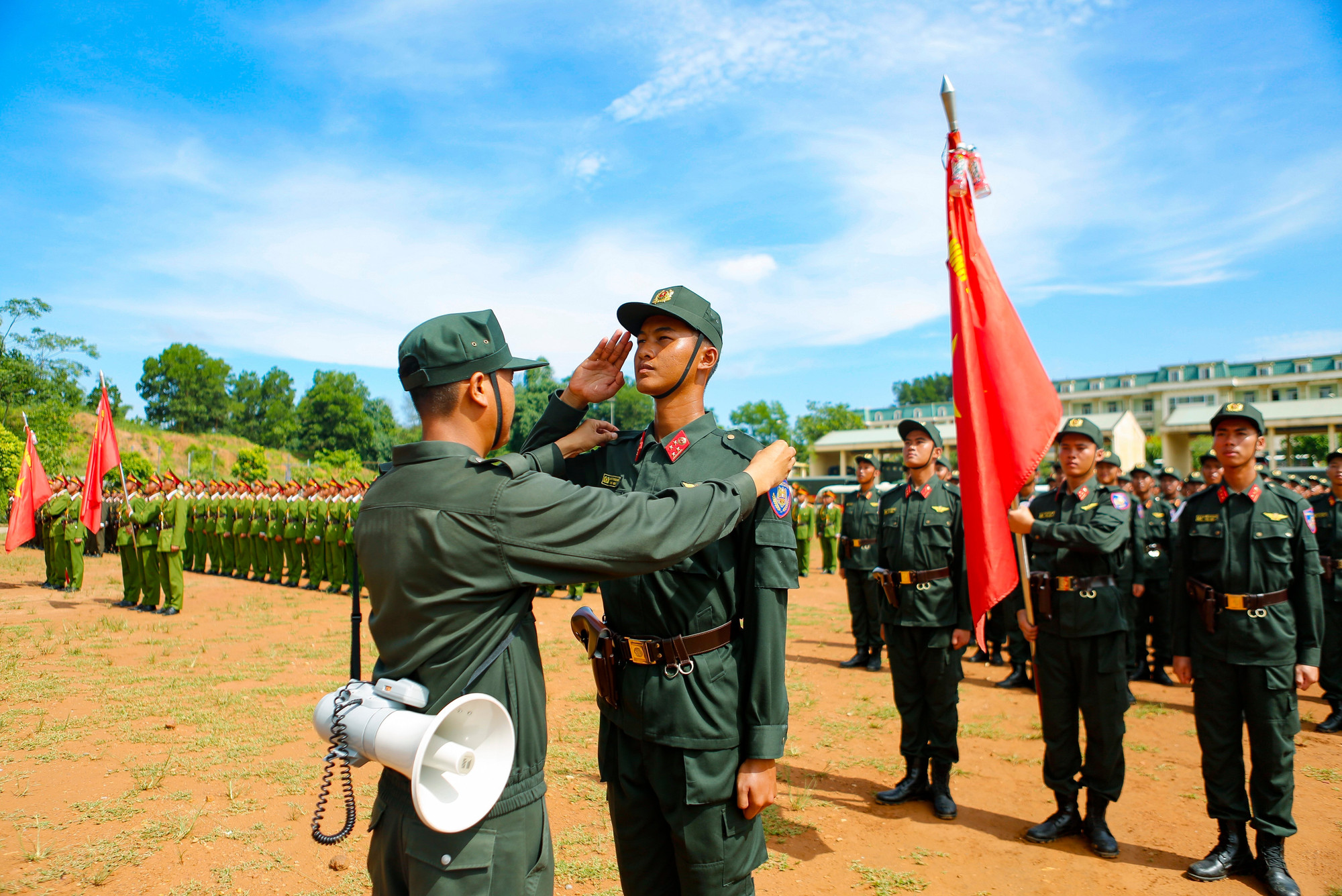 Chỉnh trang lại quân trang, tư thế cho các chiến sĩ trong quá trình luyện tập. lao-cai10-030825.jpg