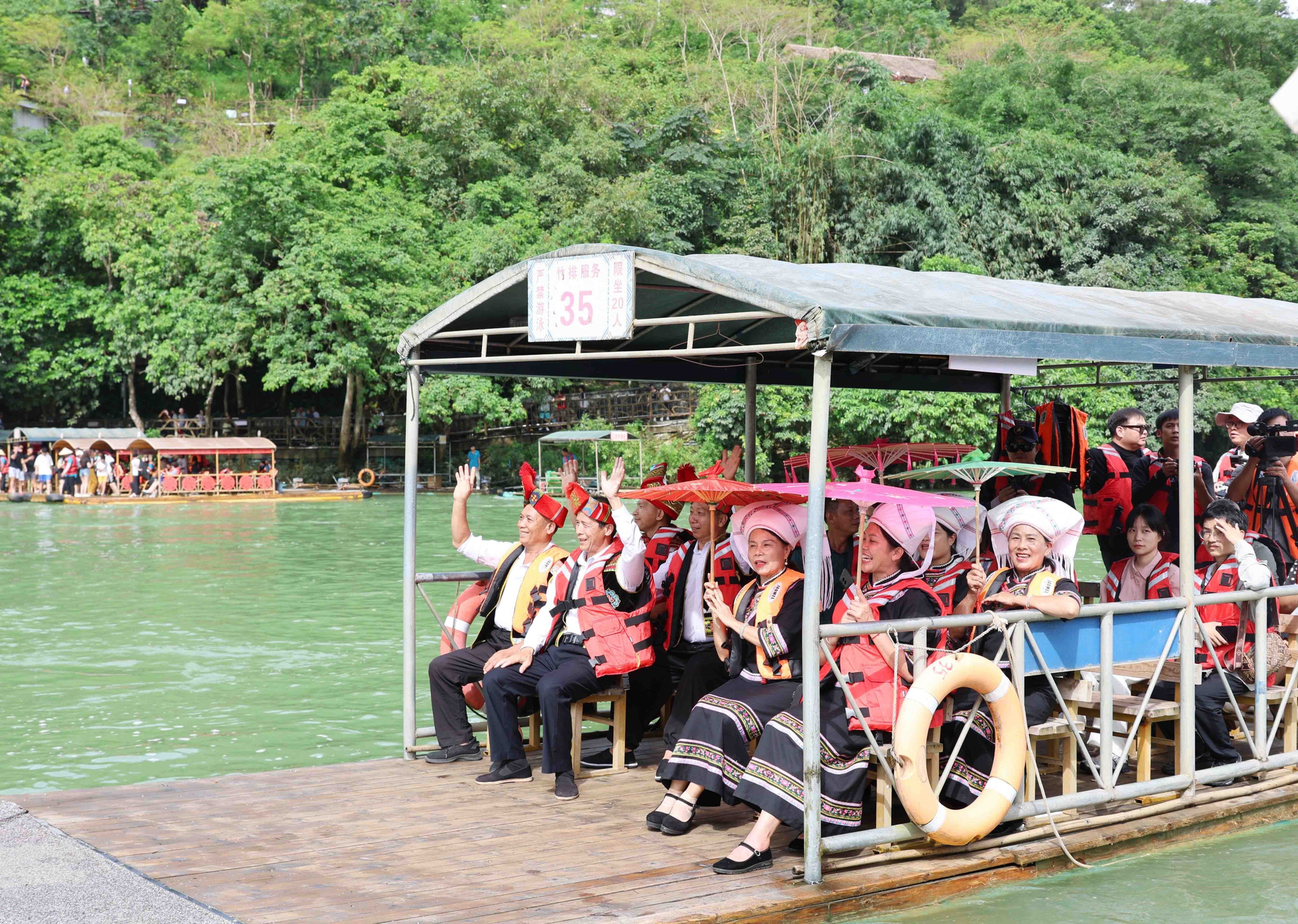 Phía Trung Quốc thường xuyên tổ chức các hoạt động văn hóa, văn nghệ dân gian tại khu vực tham quan để thu hút khách du lịch. thac10-260825.jpg