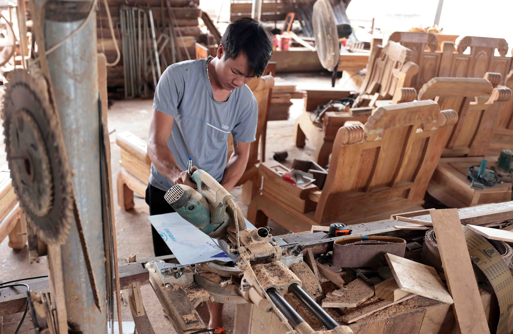 Gia đình anh Nguyễn Văn Việt, tổ dân phố Đồng Dẫy, phường Ba Hàng, thành phố Phổ Yên, vay vốn ưu đãi đầu tư mở xưởng mộc dân dụng, tạo việc làm cho 3 lao động. pho-yen5-090625.jpg