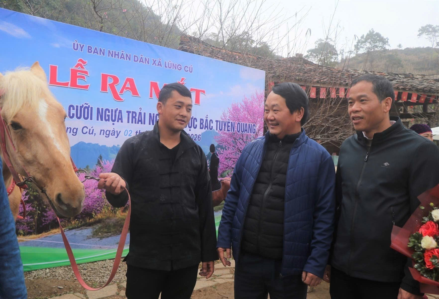 Ông Hầu A Lềnh, Bí thư Tỉnh ủy Tuyên Quang (giữa) tham quan sản phẩm du lịch mới. Ảnh: TTXVN phát