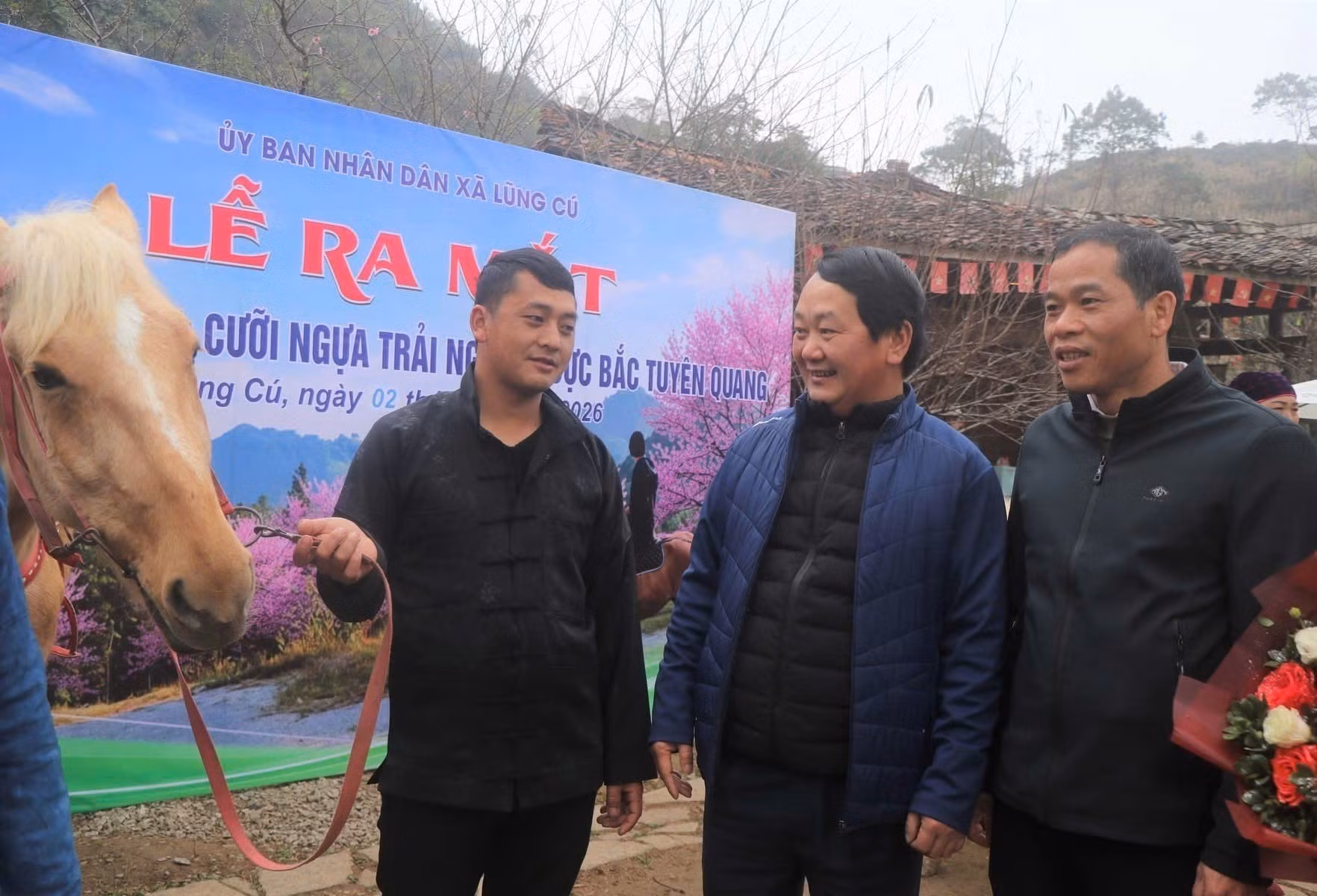 Ông Hầu A Lềnh, Bí thư Tỉnh ủy Tuyên Quang (giữa) tham quan sản phẩm du lịch mới. Ảnh: TTXVN phát