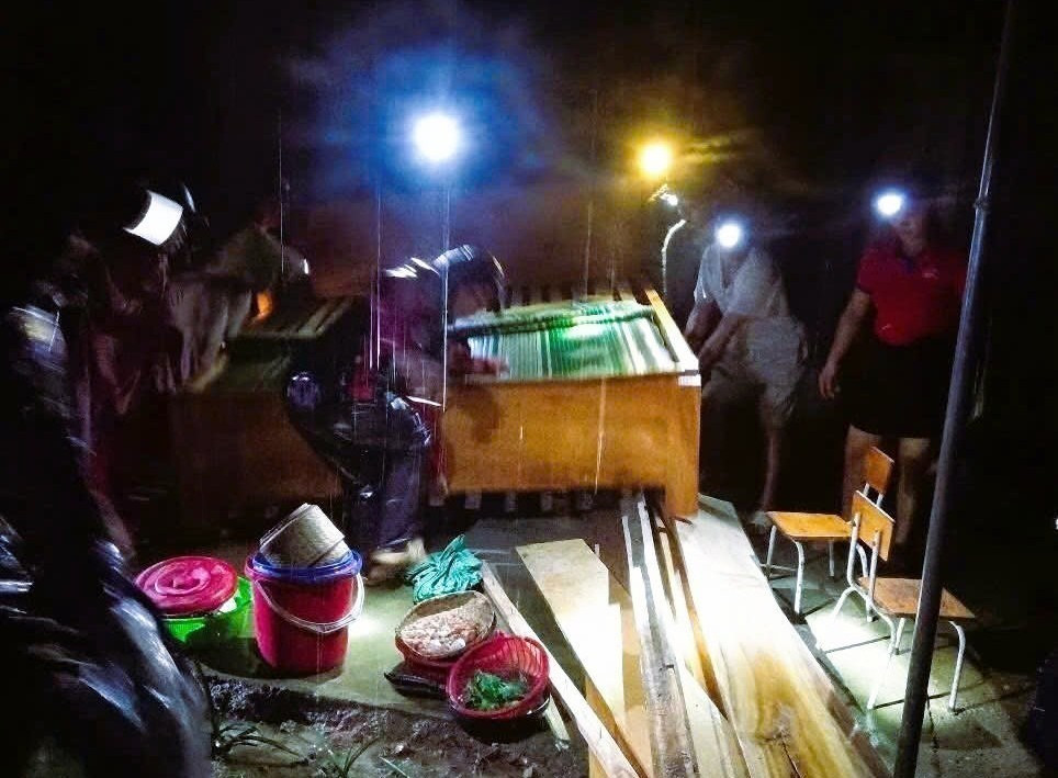 Lực lượng chức năng giúp người dân xã Nhôn Mai (Tương Dương, Nghệ An) sơ tán, di chuyển đồ đạc chạy lũ trong đêm 29/5. Ảnh: TTXVN phát nghe-an3-300525.jpg