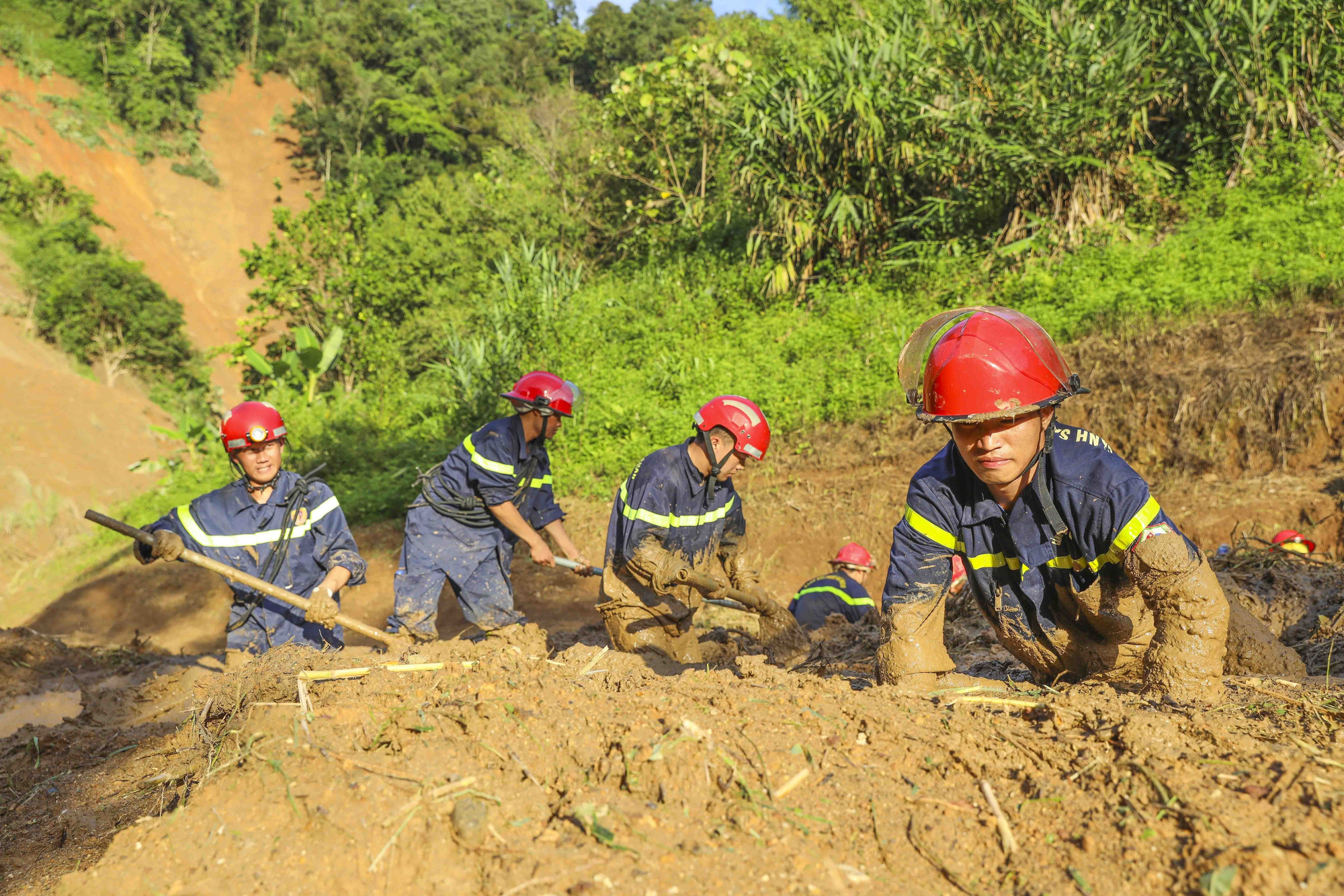 Các chiến sĩ Phòng cháy chữa cháy và Cứu nạn cứu hộ ngâm mình trong bùn đất để tìm kiếm các nạn nhân. dien-bien5-010825.jpg