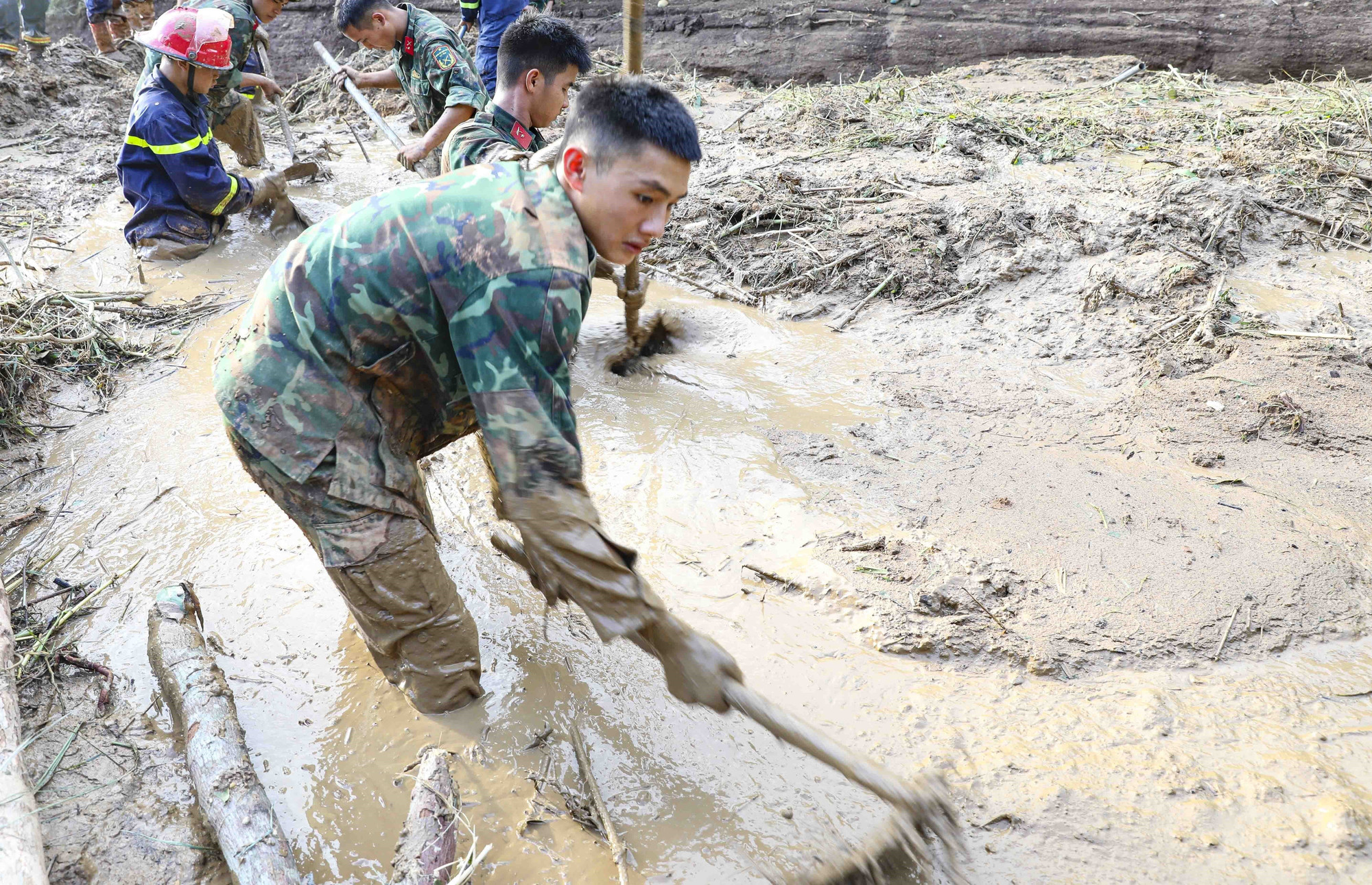 Các chiến sĩ nỗ lực tìm kiếm nạn nhân bị vùi lấp dưới lớp bùn đất. dien-bien9-010825.jpg