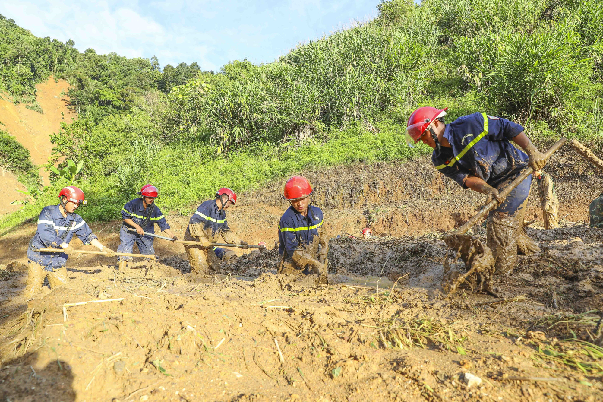 Lớp bùn dày đặc khiến công tác tìm kiếm gặp nhiều khó khăn. dien-bien12-010825.jpg