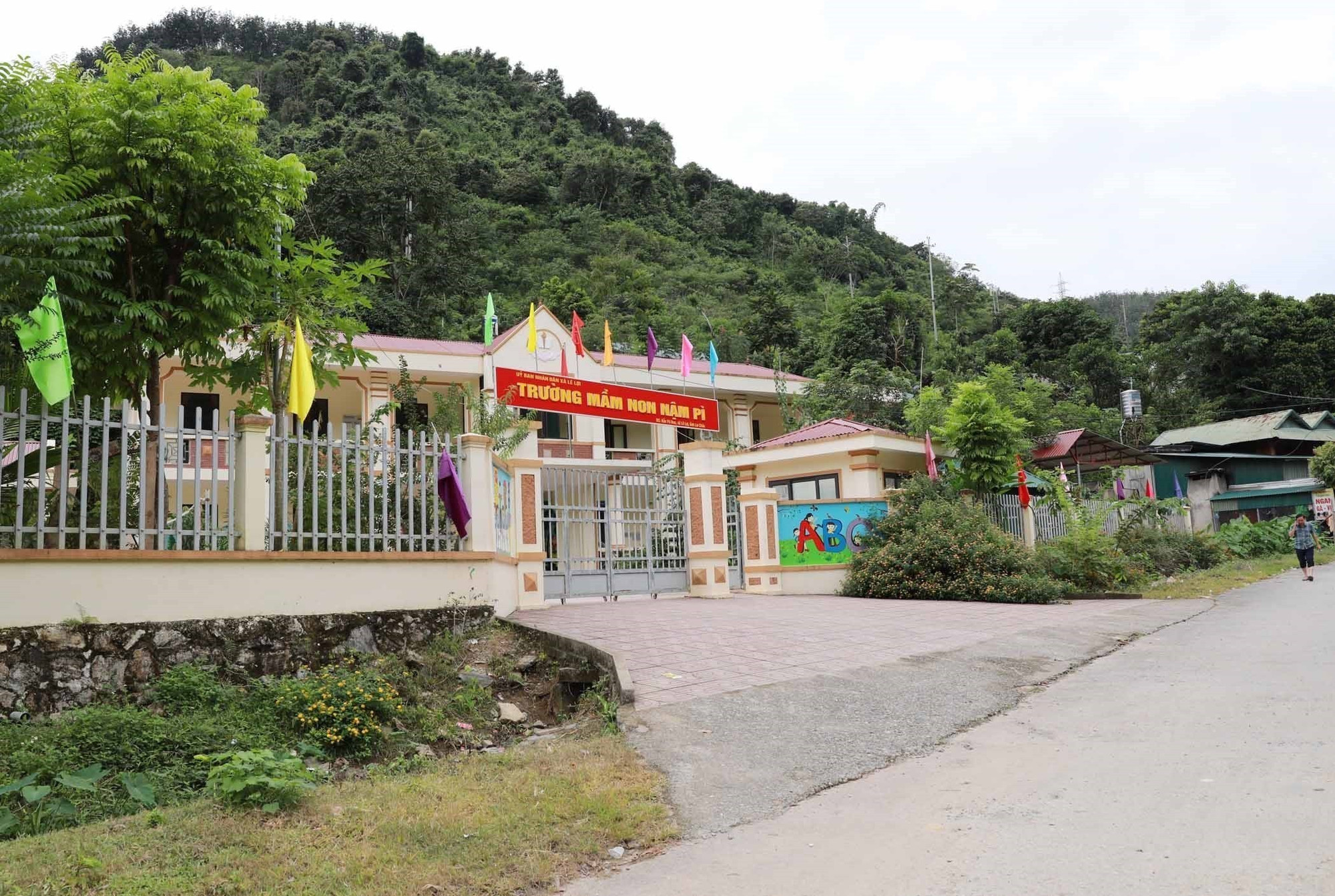 Trường học được xây dựng kiên cố khang trang đáp ứng được cho việc nuôi và dạy học sinh. lai-chau7-231025.jpg