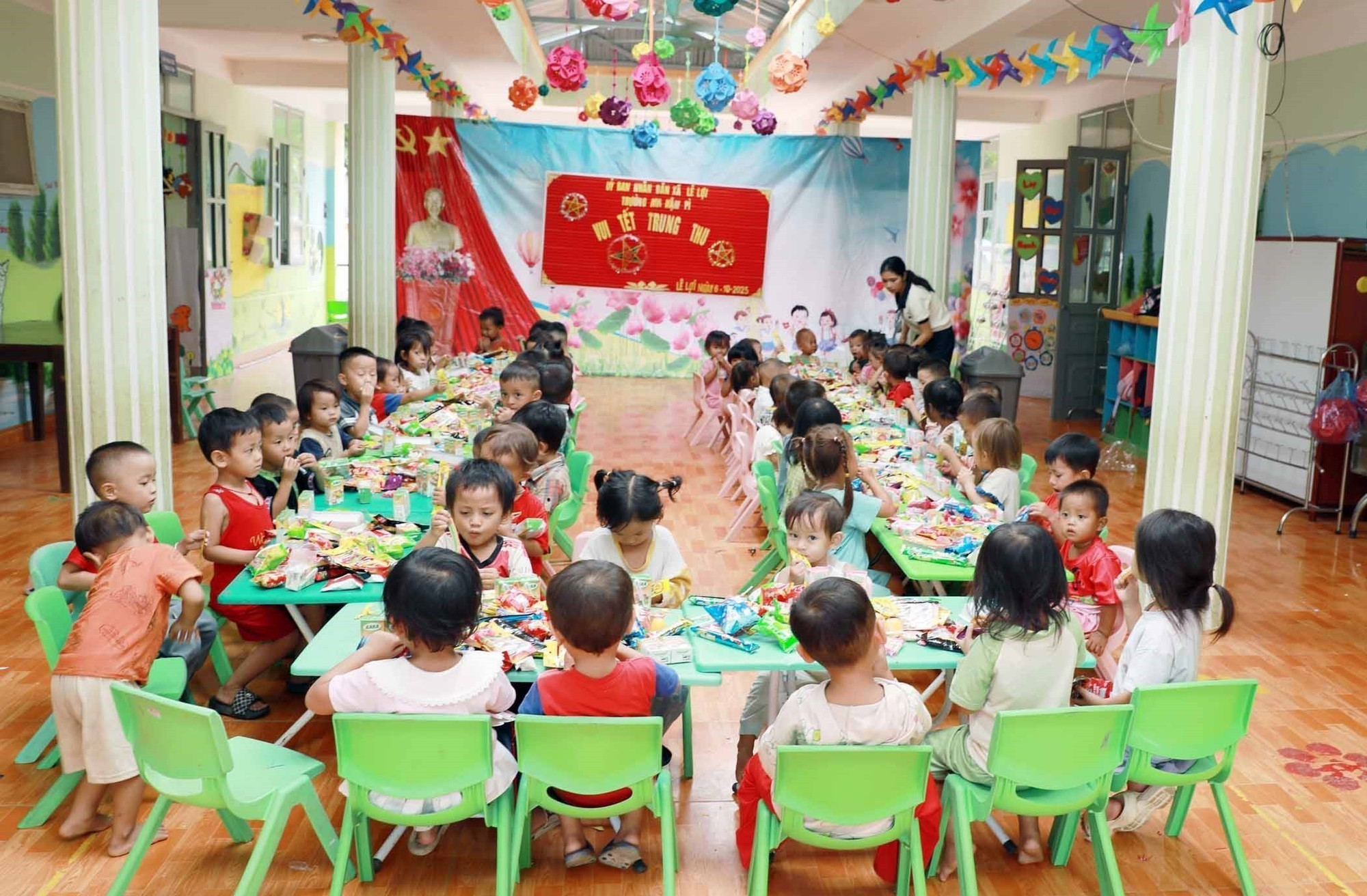 Con em đồng bào dân tộc Mảng tại bản Pá Bon, xã Lê Lợi, được đến lớp học trong ngôi trường khang trang. lai-chau8-231025.jpg