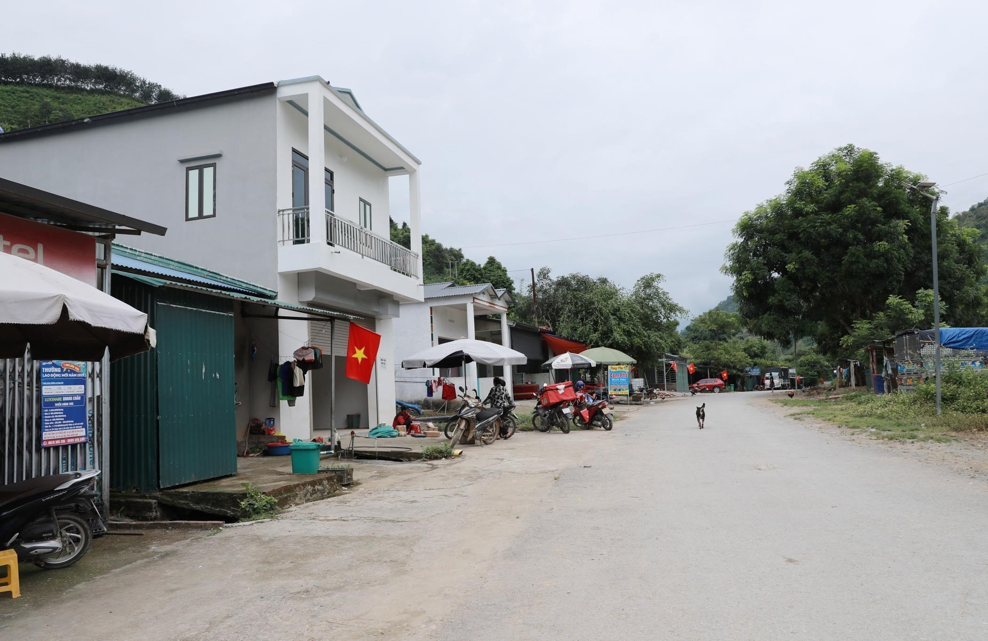 Đường vào bản Pá Bon, nơi chủ yếu là đồng bào dân tộc Mảng sinh sống, ngày một đổi thay. lai-chau6-231025.jpg