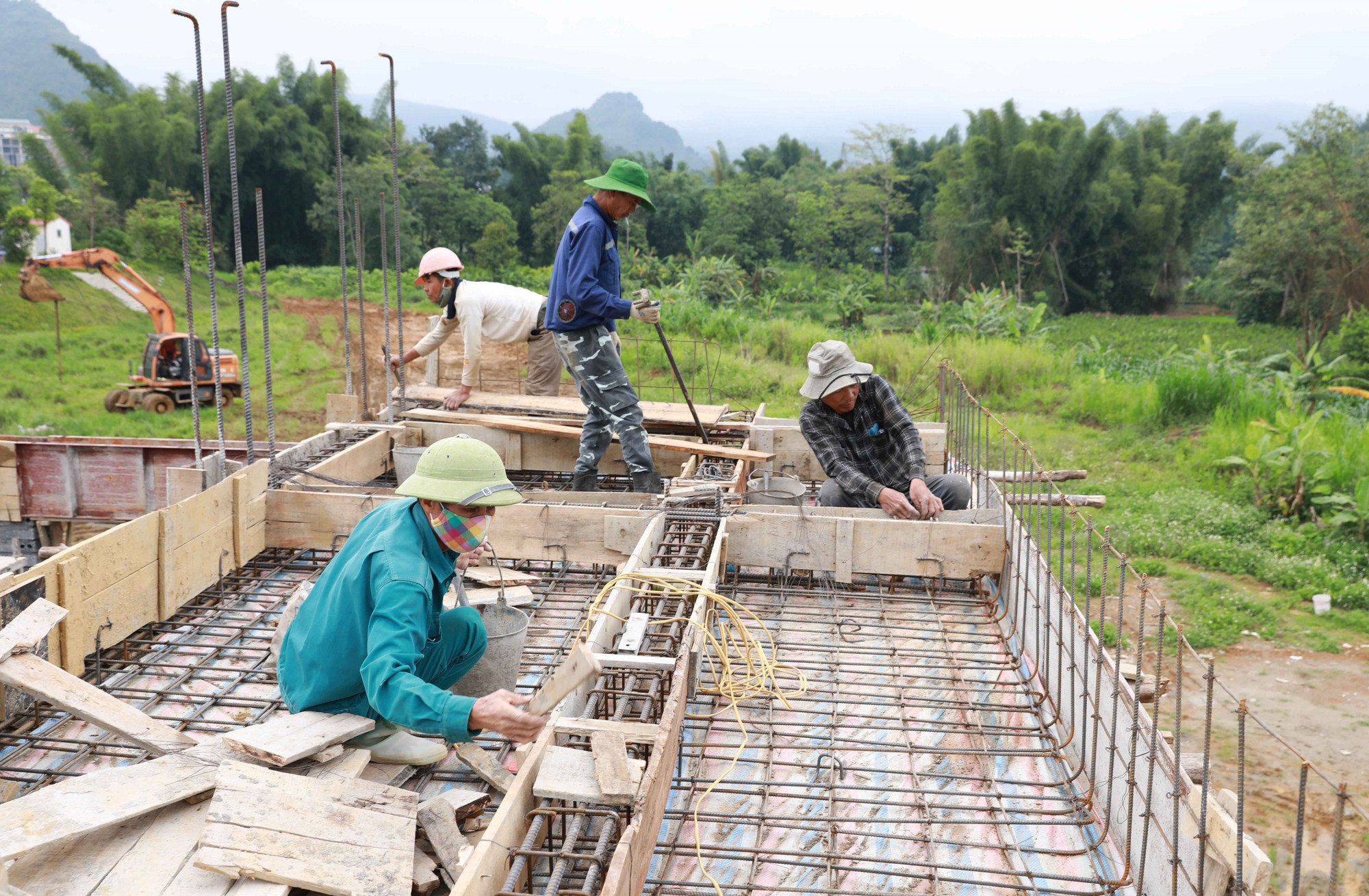 Thi công Dự án Nhà đa năng trường THCS Đông Phong, thành phố Lai Châu. Ảnh: Quý Trung/TTXVN lc3-030625.jpg