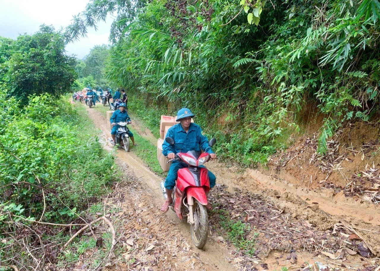 Hành trình chở lương thực, thực phẩm, nhu yếu phẩm bằng xe máy xuyên đại ngàn Pù Huống vào hỗ trợ cho bà con dân bản Na Ngân (xã Nga My, tỉnh Nghệ An). Ảnh: TTXVN phát Hành trình chở lương thực, thực phẩm, nhu yếu phẩm bằng xe máy xuyên đại ngàn Pù Huống vào hỗ trợ cho bà con dân bản Na Ngân (xã Nga My, tỉnh Nghệ An). Ảnh: TTXVN phát
