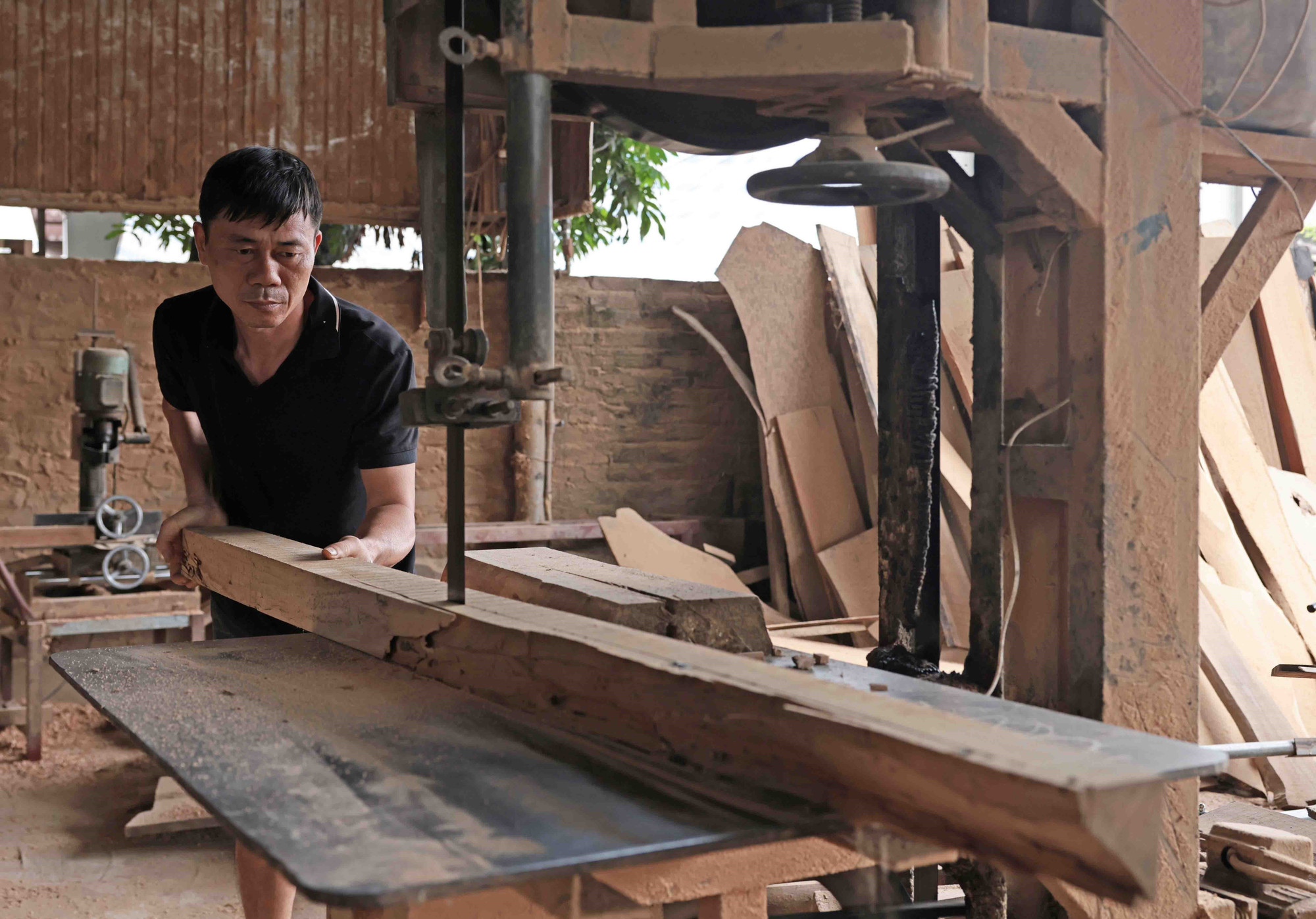 Gia đình anh Nguyễn Văn Việt, tổ dân phố Đồng Dẫy, phường Ba Hàng, thành phố Phổ Yên, vay vốn ưu đãi đầu tư mở xưởng mộc dân dụng, tạo việc làm cho 3 lao động. pho-yen4-090625.jpg