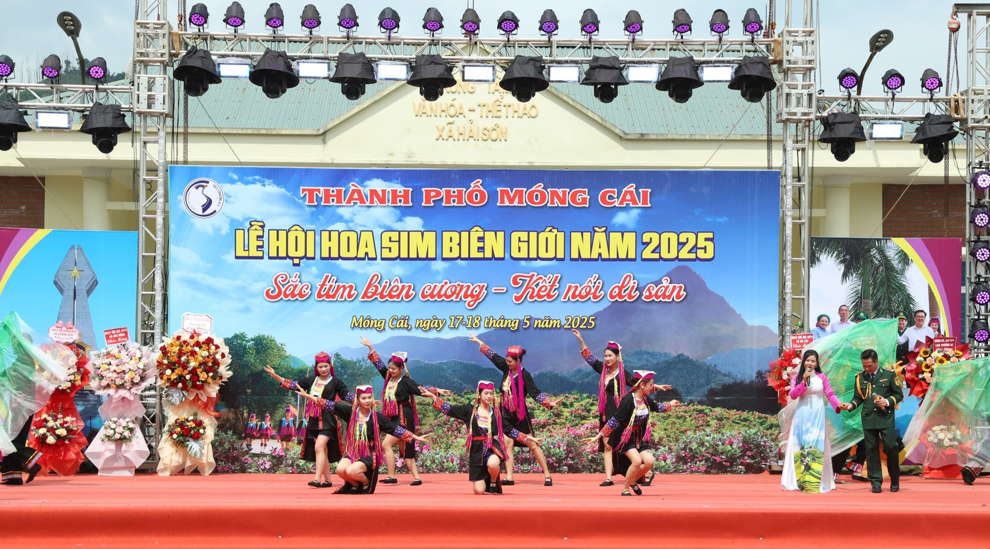 Chương trình khai mạc Lễ hội Hoa sim biên giới năm 2025 được diễn ra tại Khu di tích lịch sử quốc gia Pò Hèn (Móng Cái). Ảnh: Thanh Vân/TTXVN le-hoi-180525.jpg