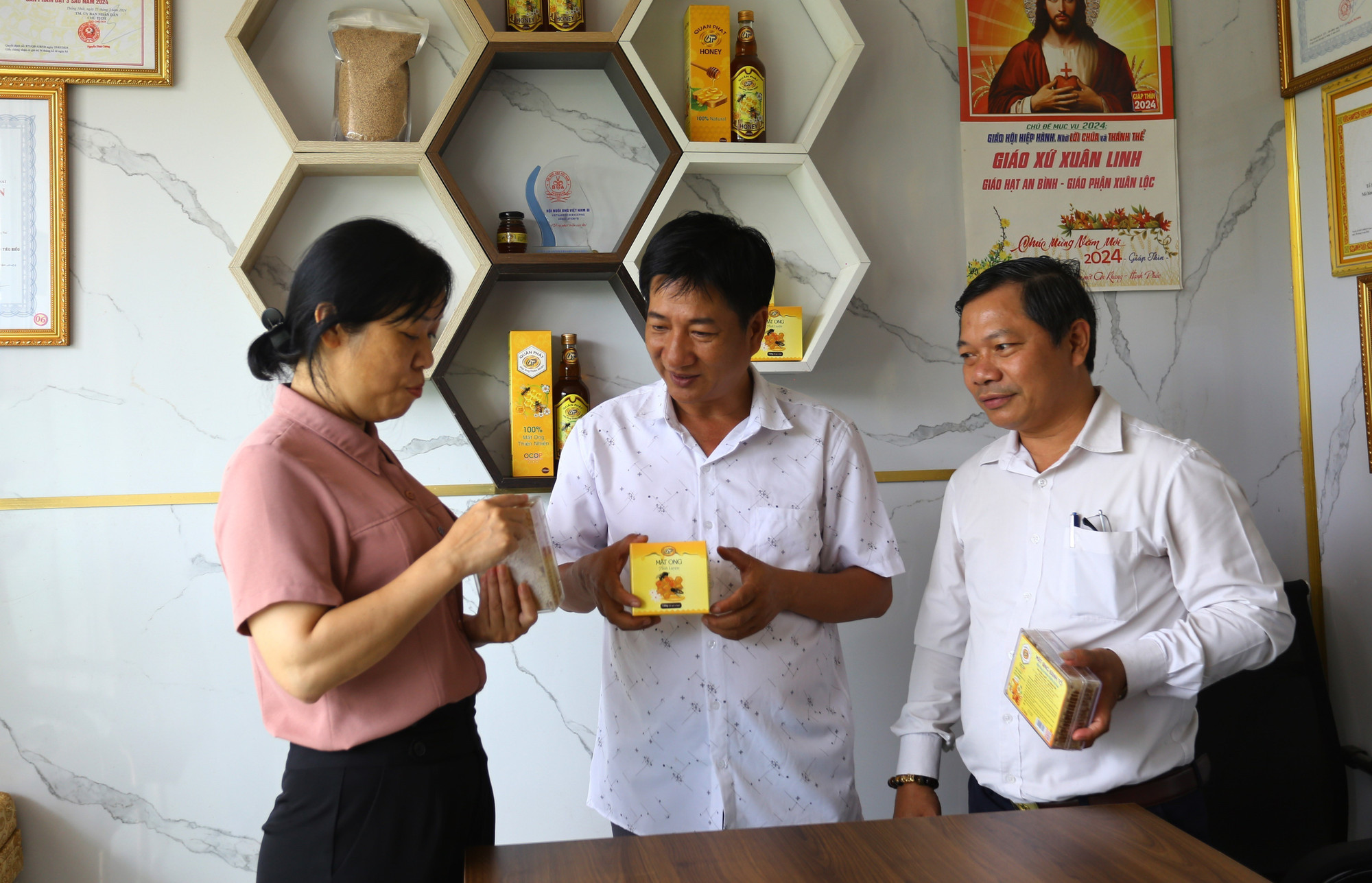 Sản phẩm Mật ong bánh tổ, mật ong ly tâm của ông Lê Lộc Quân đạt chứng nhận OCOP 3 sao và được xuất khẩu sang thị trường Hàn Quốc. mat-ong4-131025.jpg