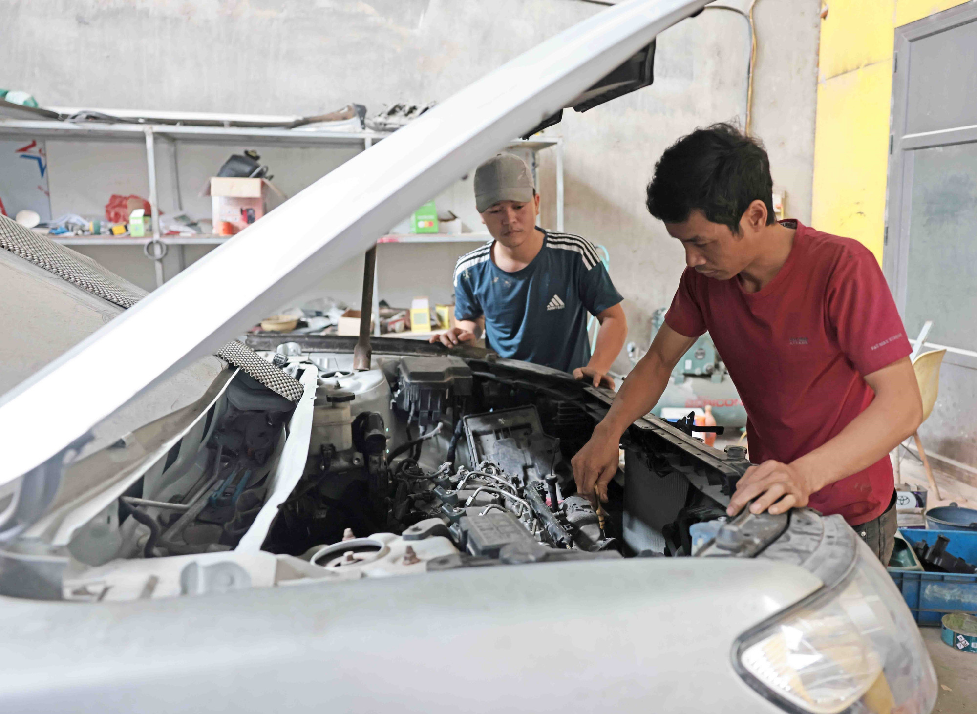 Nhờ vốn vay ưu đãi, anh Lê Văn Tuấn ở phường Ba Hàng, thành phố Phổ Yên, có điều kiện mua sắm máy móc mở xưởng sửa chữa ô tô tạo việc làm cho 4 lao động. pho-yen6-090625.jpg