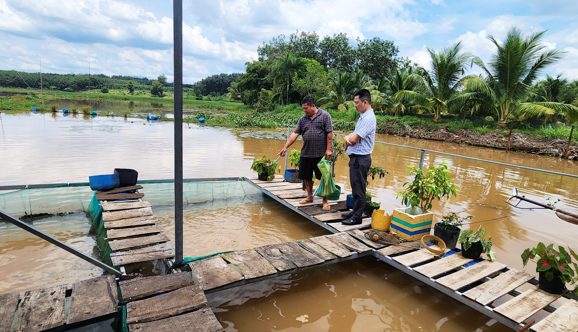 Người dân sinh sống ở gần Hồ Phước Hòa phát triển mô hình nuôi cá lồng để phát triển kinh tế và phục vụ khách du lịch. Người dân sinh sống ở gần Hồ Phước Hòa phát triển mô hình nuôi cá lồng để phát triển kinh tế và phục vụ khách du lịch.