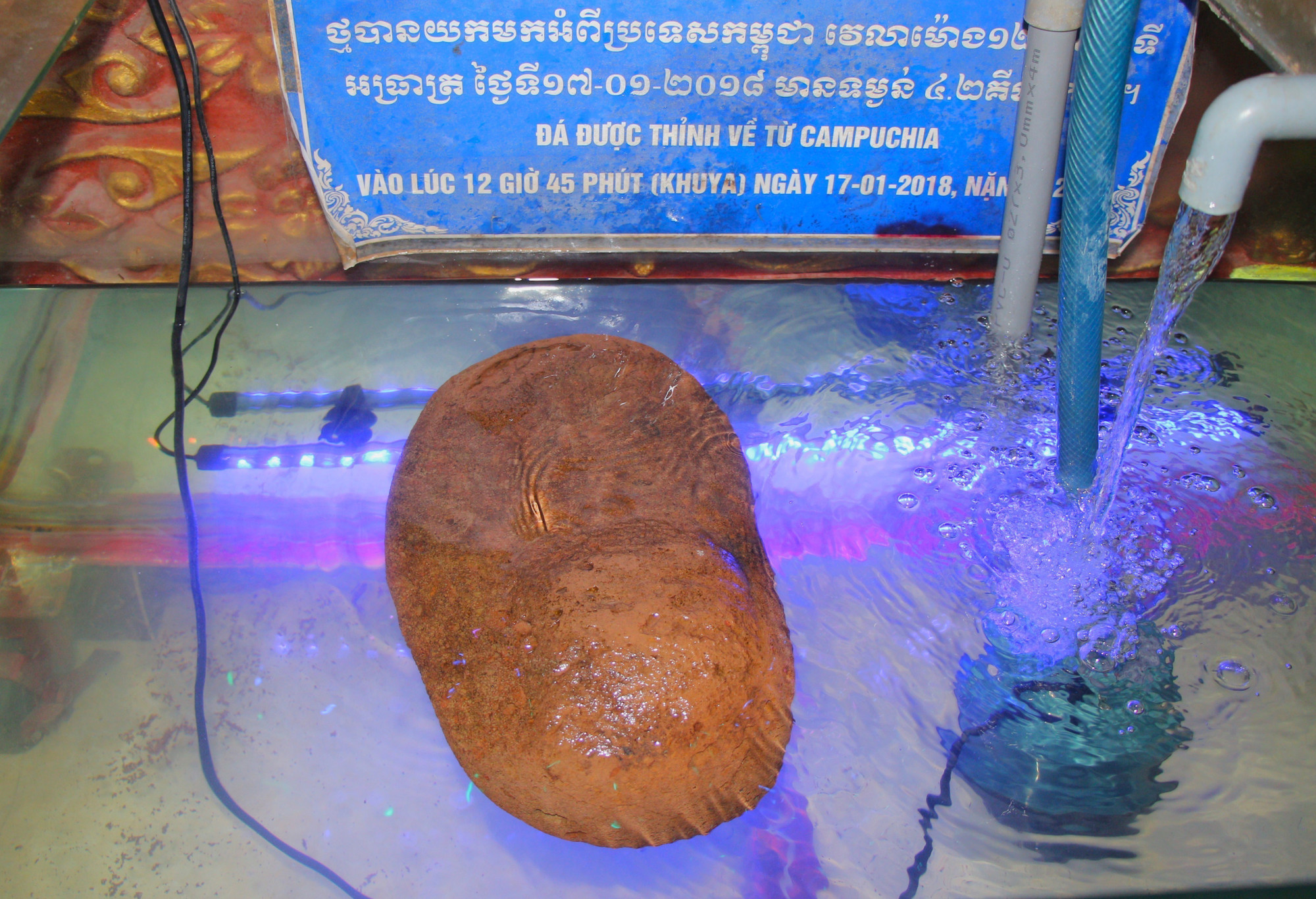 Viên đá nổi được mang về chùa từ năm 2018. chua9-261025.jpg