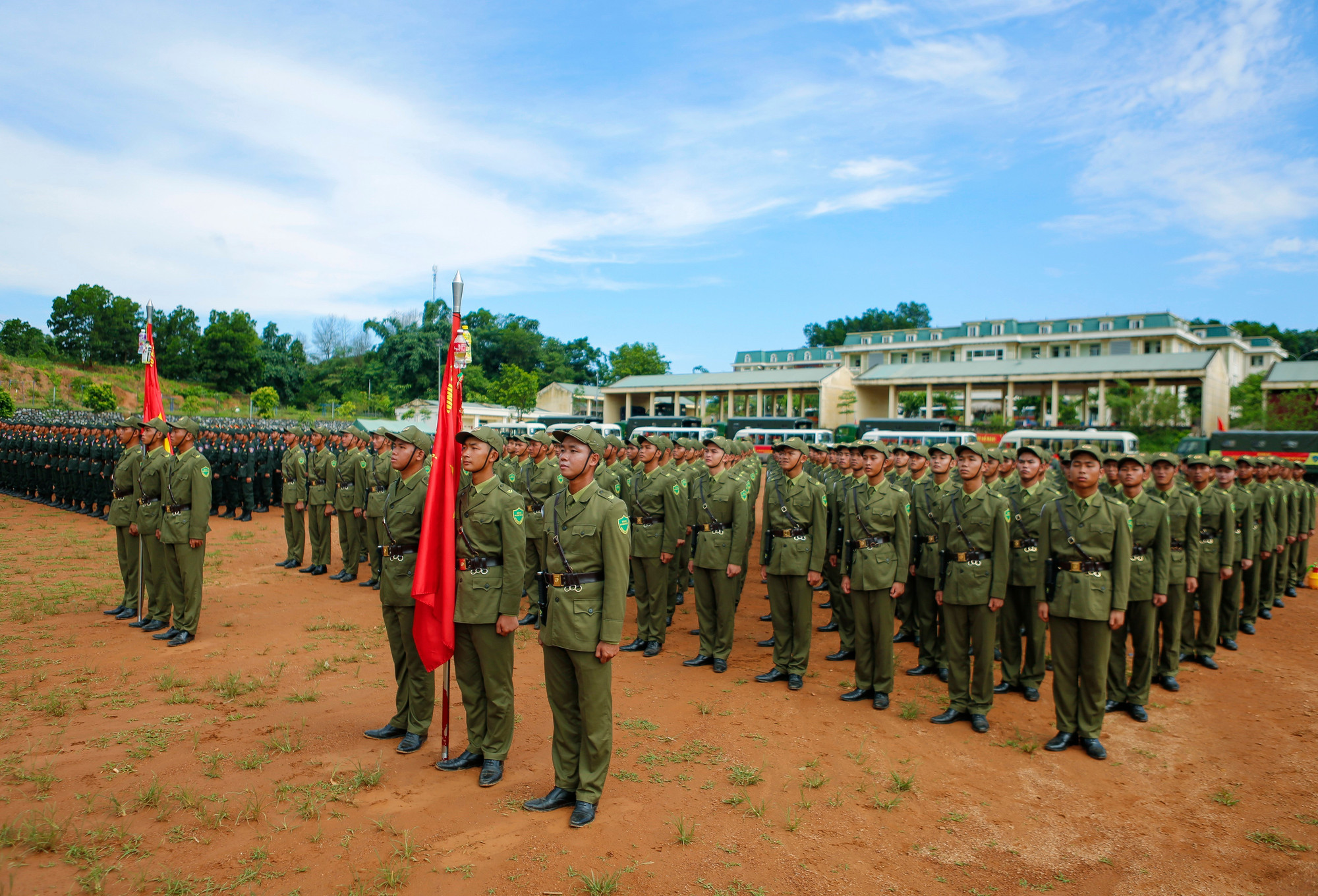Khối có những vất vả đặc thù, khi phải giữ nguyên tư thế tại một vị trí trong nhiều giờ liền. lao-cai4-030825.jpg
