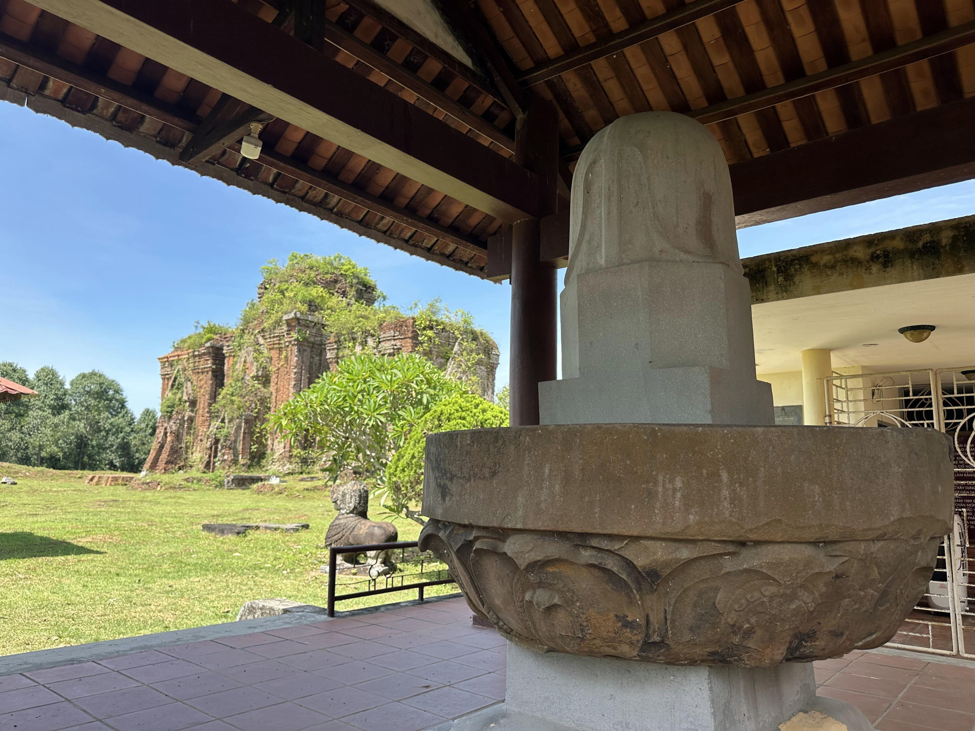 Nhiều hiện vật quý được tìm thấy qua các đợt khai quật đang được trưng bày tại khu vực tháp Chiên Đàn. Ảnh: Đỗ Trưởng/TTXVN thap-cham4-290725.jpg