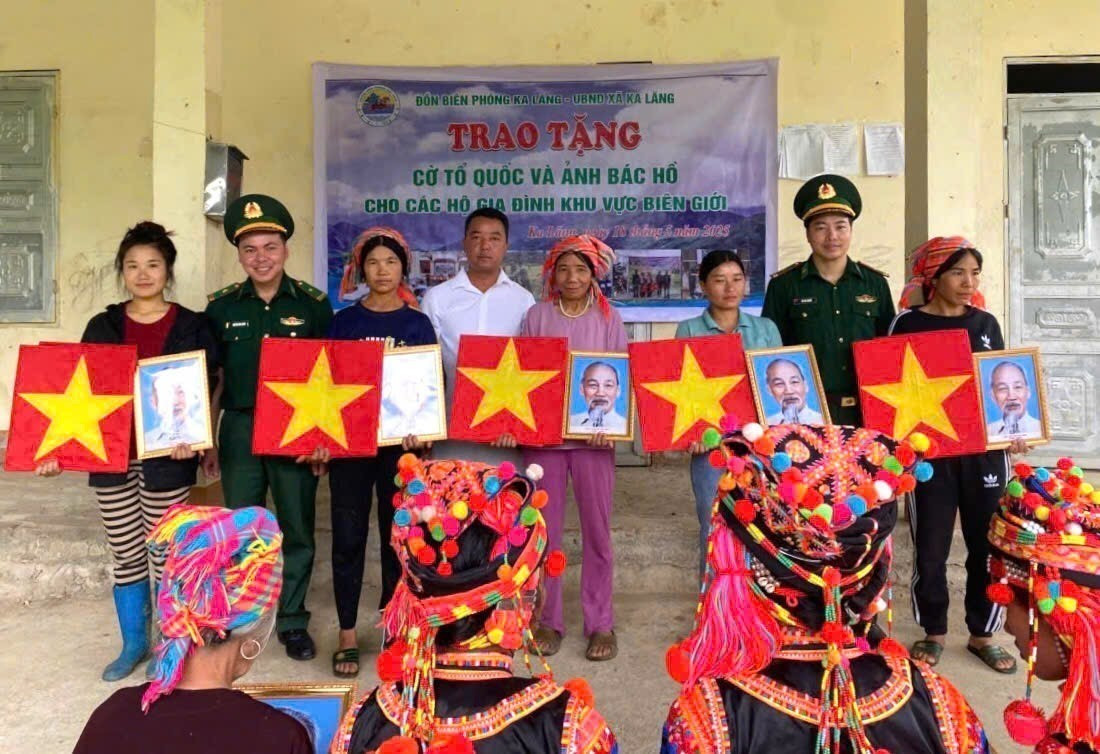 Đồn Biên phòng Ka Lăng, Bộ đội Biên phòng Lai Châu trao tặng 202 bộ cờ Tổ quốc, ảnh Bác Hồ cho nhân dân biên giới. Ảnh: TTXVN phát lai-chau2-180525.jpg