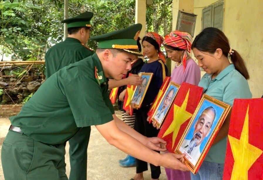 Đồn Biên phòng Ka Lăng, Bộ đội Biên phòng Lai Châu trao tặng 202 bộ cờ Tổ quốc, ảnh Bác Hồ cho nhân dân biên giới. Ảnh: TTXVN phát lai-chau-180525.jpg