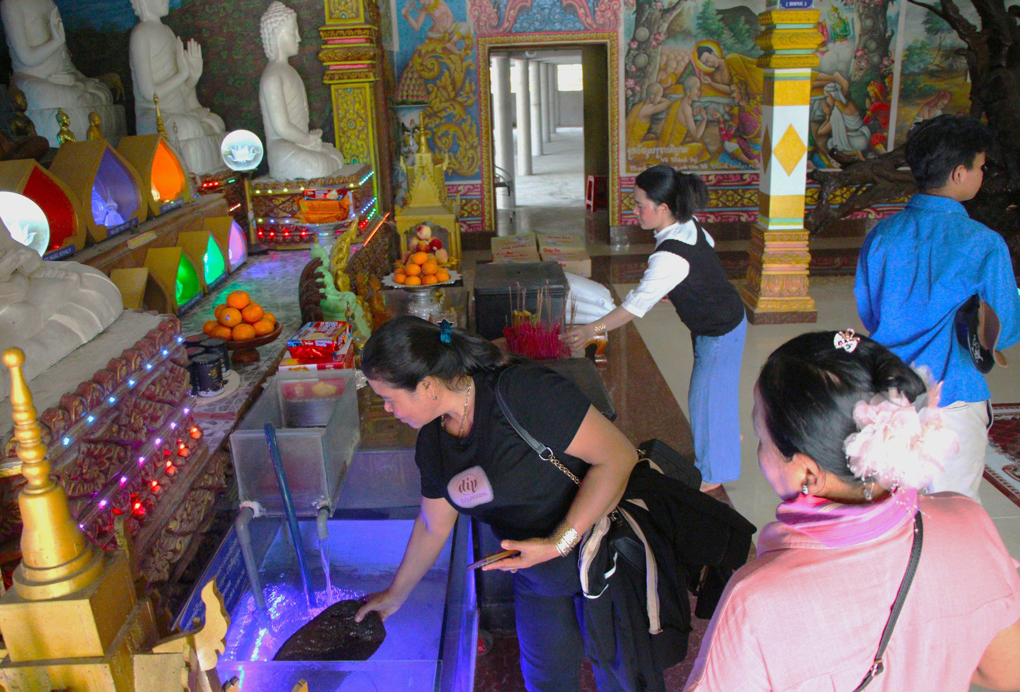 Bên trong ngôi Sala còn có nơi trưng bày viên đá nổi, thu hút du khách. chua8-261025.jpg