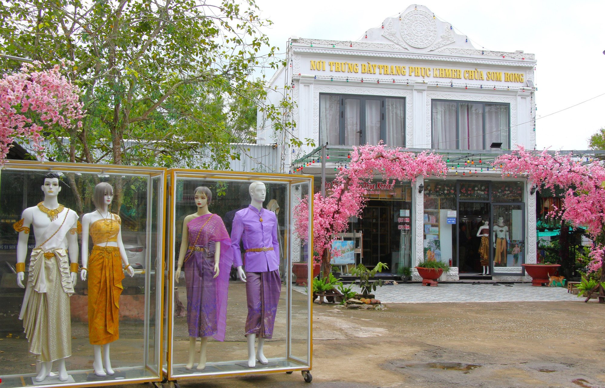 Bên trong khuôn viên chùa còn có nơi trưng bày trang phục Khmer. chua10-261025.jpg
