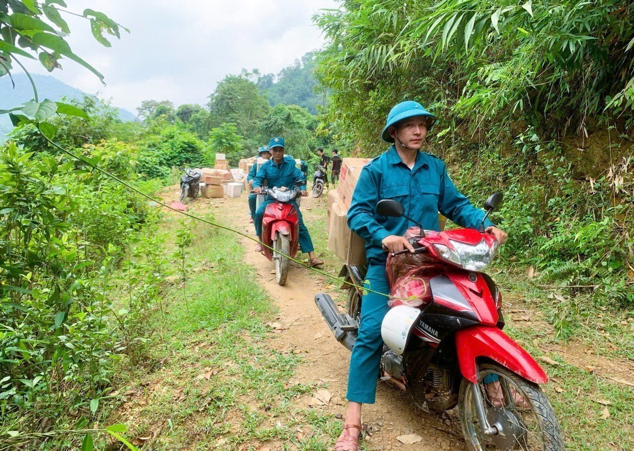 Hơn 40 xe máy được điều động để tham gia chở lương thực, thực phẩm, nhu yếu phẩm cho bà con dân tộc Thái ở bản Na Ngân đang còn cô lập. Ảnh: TTXVN phát na-ngan4-121025.jpg