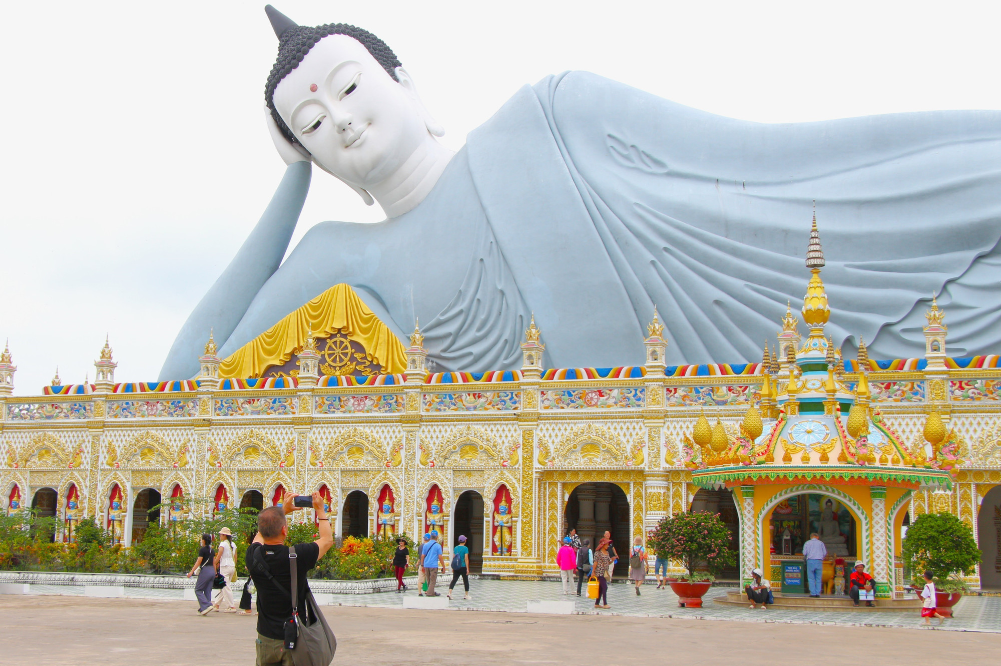 Chùa nổi tiếng với pho tượng Phật nằm lớn nhất Việt Nam, dài 63m, cao hơn 22m, nặng 490 tấn; tượng đặt trên bệ cao 28m so với mặt đất. chua3-261025.jpg