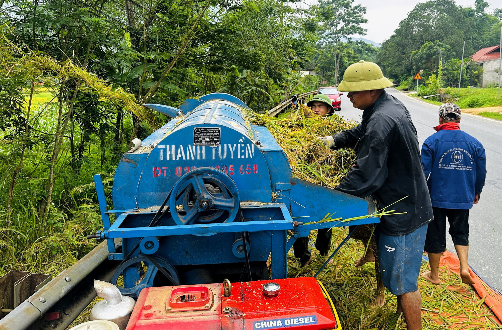 Người dân Hà Giang tuốt lúa bằng máy sau khi gặt. Ảnh: Đức Thọ/TTXVN Người dân Hà Giang tuốt lúa bằng máy sau khi gặt. Ảnh: Đức Thọ/TTXVN