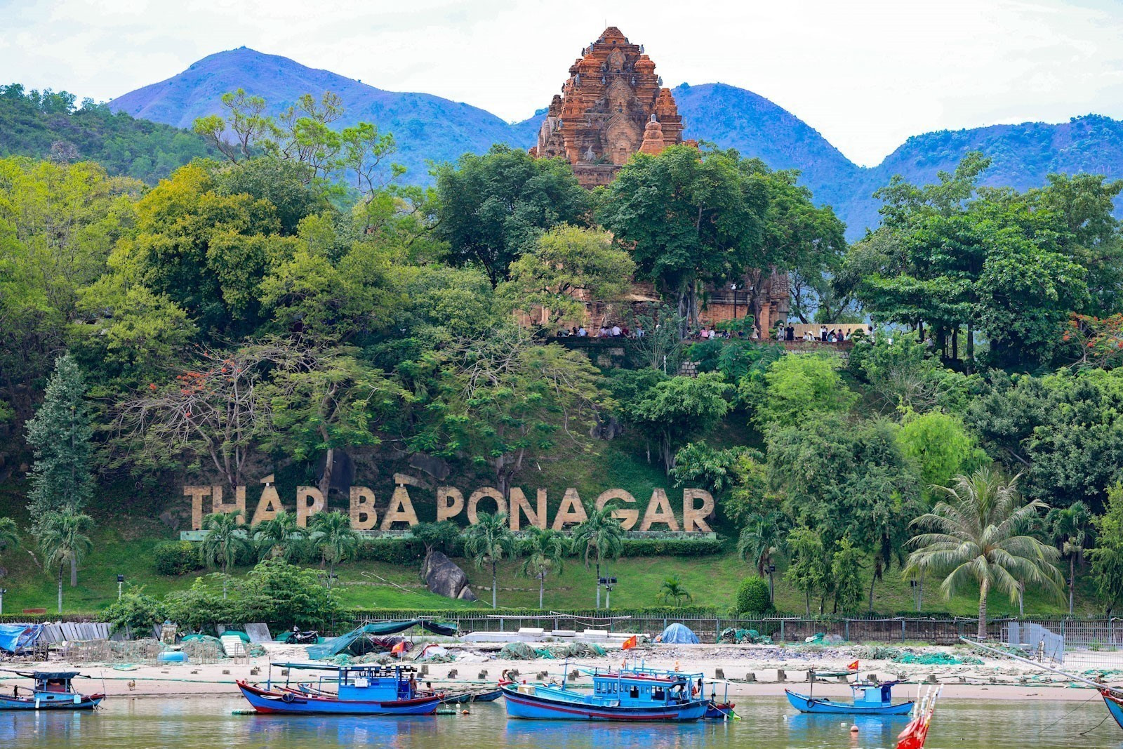 Tọa lạc bên dòng sông Cái, Tháp Bà Ponagar là một biểu tượng văn hóa và lịch sử không thể tách rời của thành phố Nha Trang. Ảnh: Thanh Tùng/TTXVN thap-ba-ponagar-270625.jpg