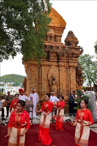 Tháp Bà Ponagar, nơi các giá trị văn hóa phi vật thể được thể hiện rõ nét, khẳng định tầm quan trọng của một trung tâm tâm linh. Ảnh: Thanh Tùng/TTXVN thap-ba-ponagar5-270625.jpg