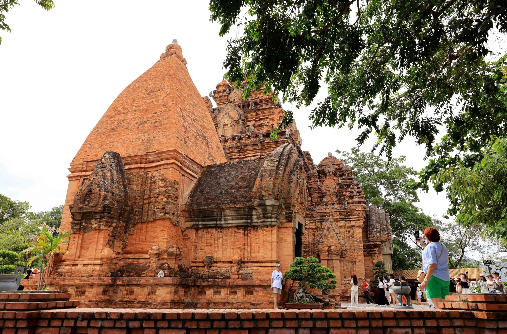 Tháp Bà Ponagar, quần thể kiến trúc Chăm vừa được công nhận là Di tích quốc gia đặc biệt, khẳng định một tầm vóc mới. Ảnh: Nhật Anh/TTXVN thap-ba-ponagar3-270625.jpg