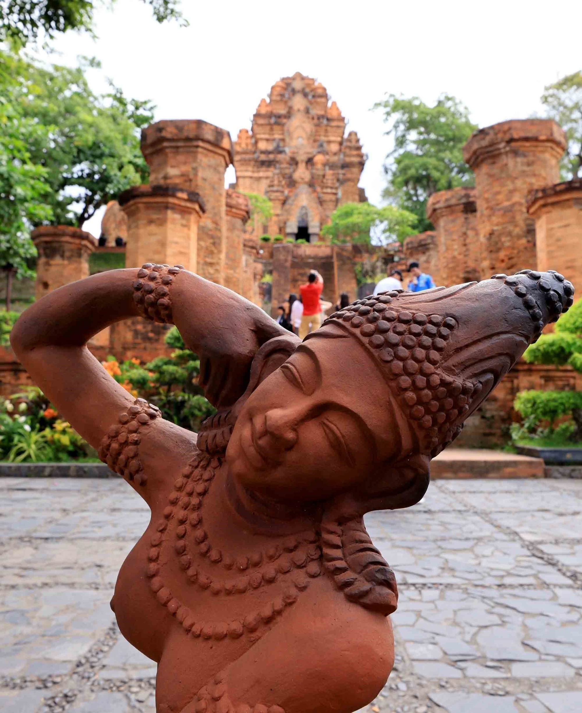 Nơi đây không chỉ là di tích mà còn là một trung tâm tâm linh sống động, thu hút người dân và du khách đến chiêm bái. Ảnh: Nhật Anh/TTXVN thap-ba-ponagar12-270625.jpg