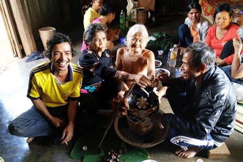 Lễ Tơ Mon của người Bahnar ở Gia Lai. Lễ Tơ Mon của người Bahnar ở Gia Lai.