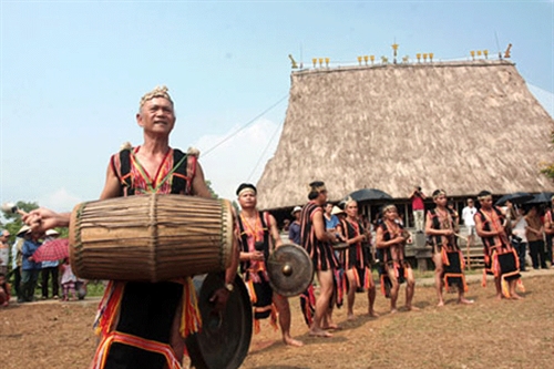 Trống H’Gơr được sử dụng trong một lễ hội. Ảnh: K.N.B Trống H’Gơr được sử dụng trong một lễ hội. Ảnh: K.N.B