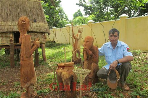 Nghệ nhân Ksor Krôh bên những đứa con tinh thần Nghệ nhân Ksor Krôh bên những đứa con tinh thần