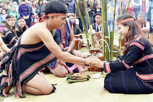 Nghi lễ trao vòng tay. Nghi lễ trao vòng tay.